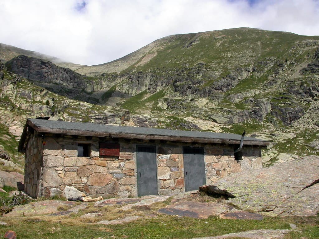 Refugi de Coms de Jan (via Wikimedia Commons, CC BY-SA 3.0)