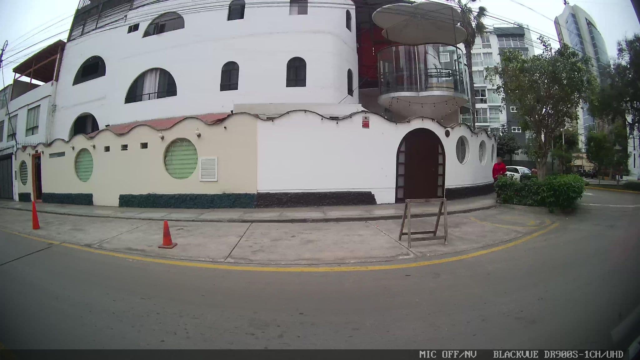 Street view near El Dorado Inn, Miraflores — © kaart_1 (CC BY-SA · Mapillary)
