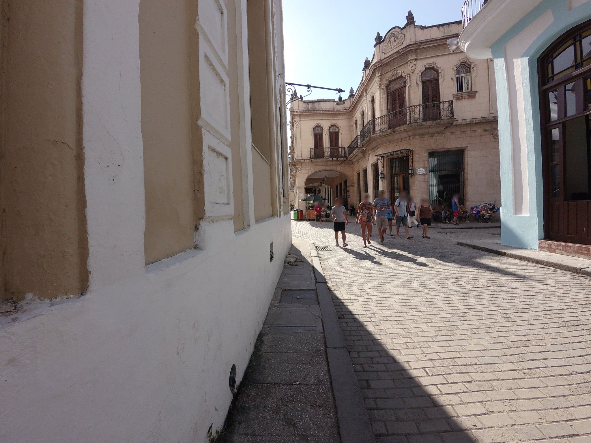 Street view near Casa Teniente Rey 16, La Habana Vieja