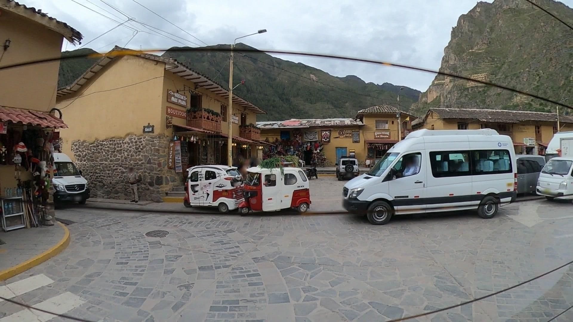 Street view near Wasi Away, Ollantaytambo — © jaderbavaresco (CC BY-SA · Mapillary)