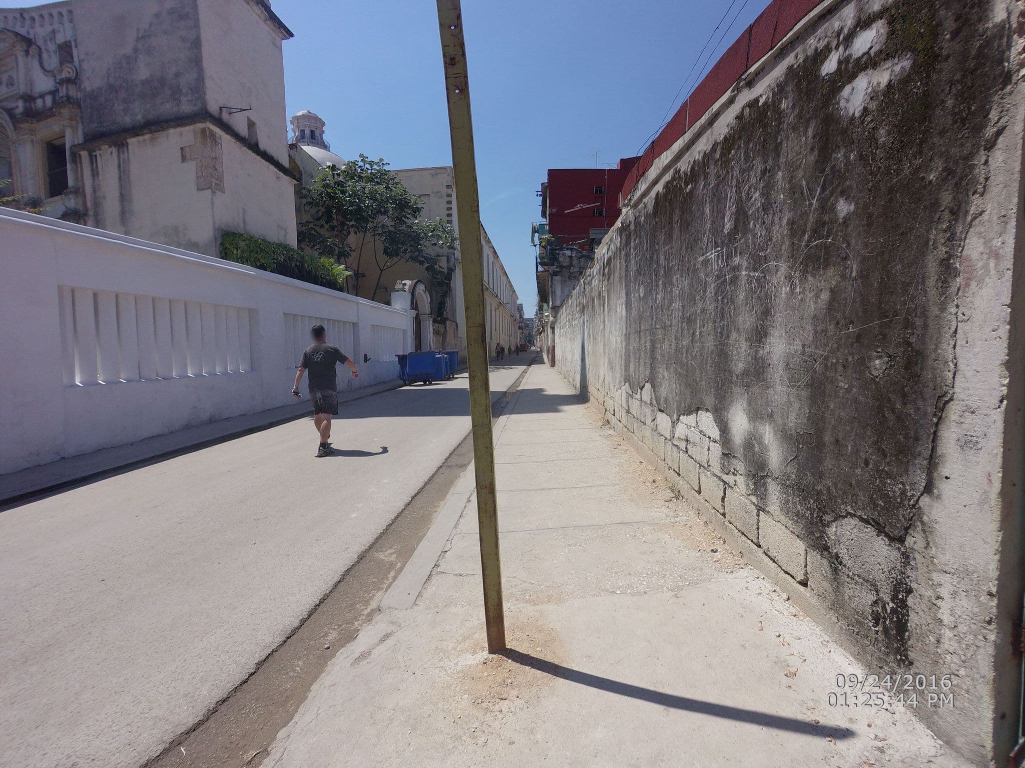 Street view near La Casa del Farol, La Habana Vieja