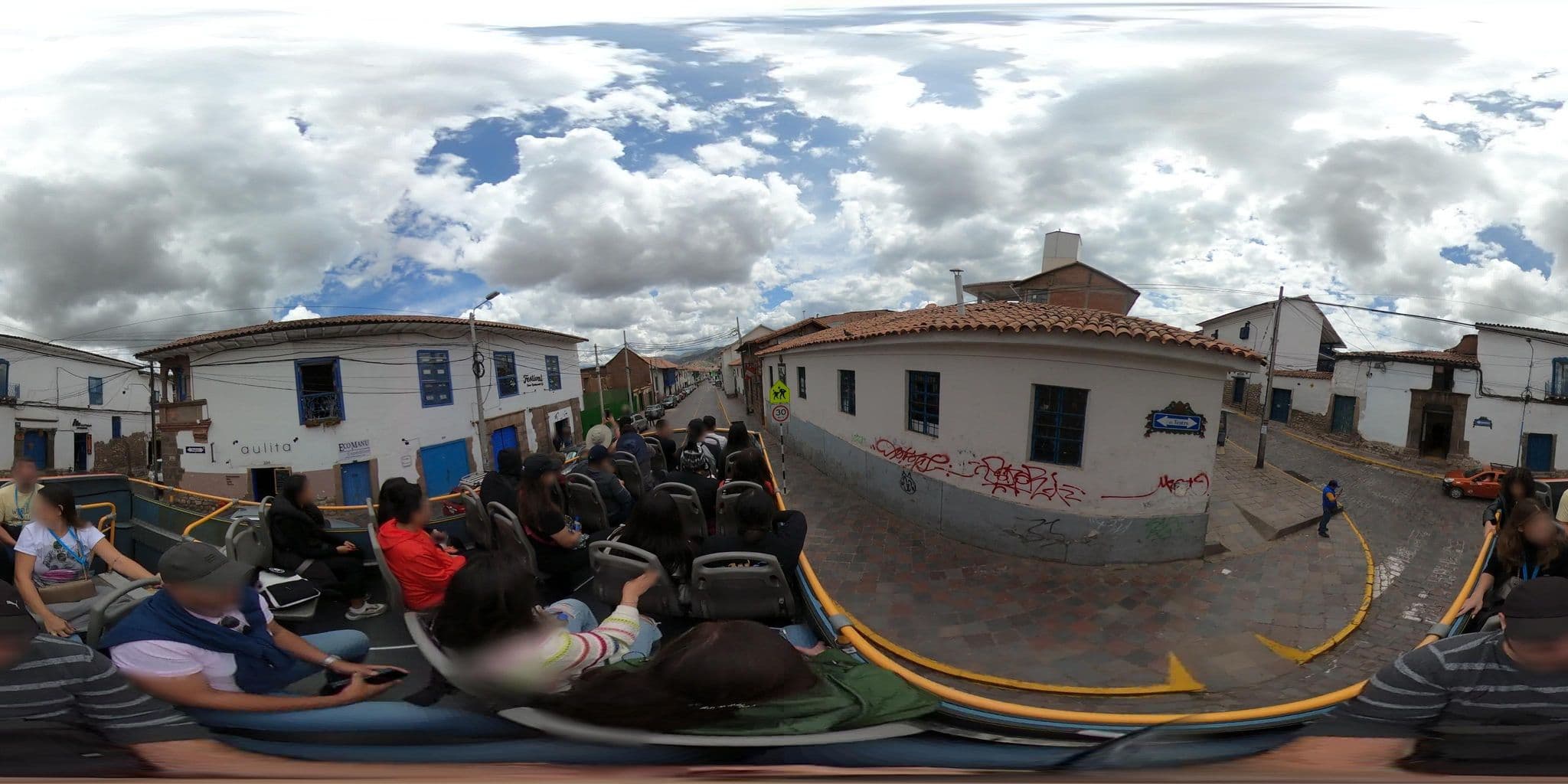 Street view near hostal tupaq, Santiago — © jaderbavaresco (CC BY-SA · Mapillary)