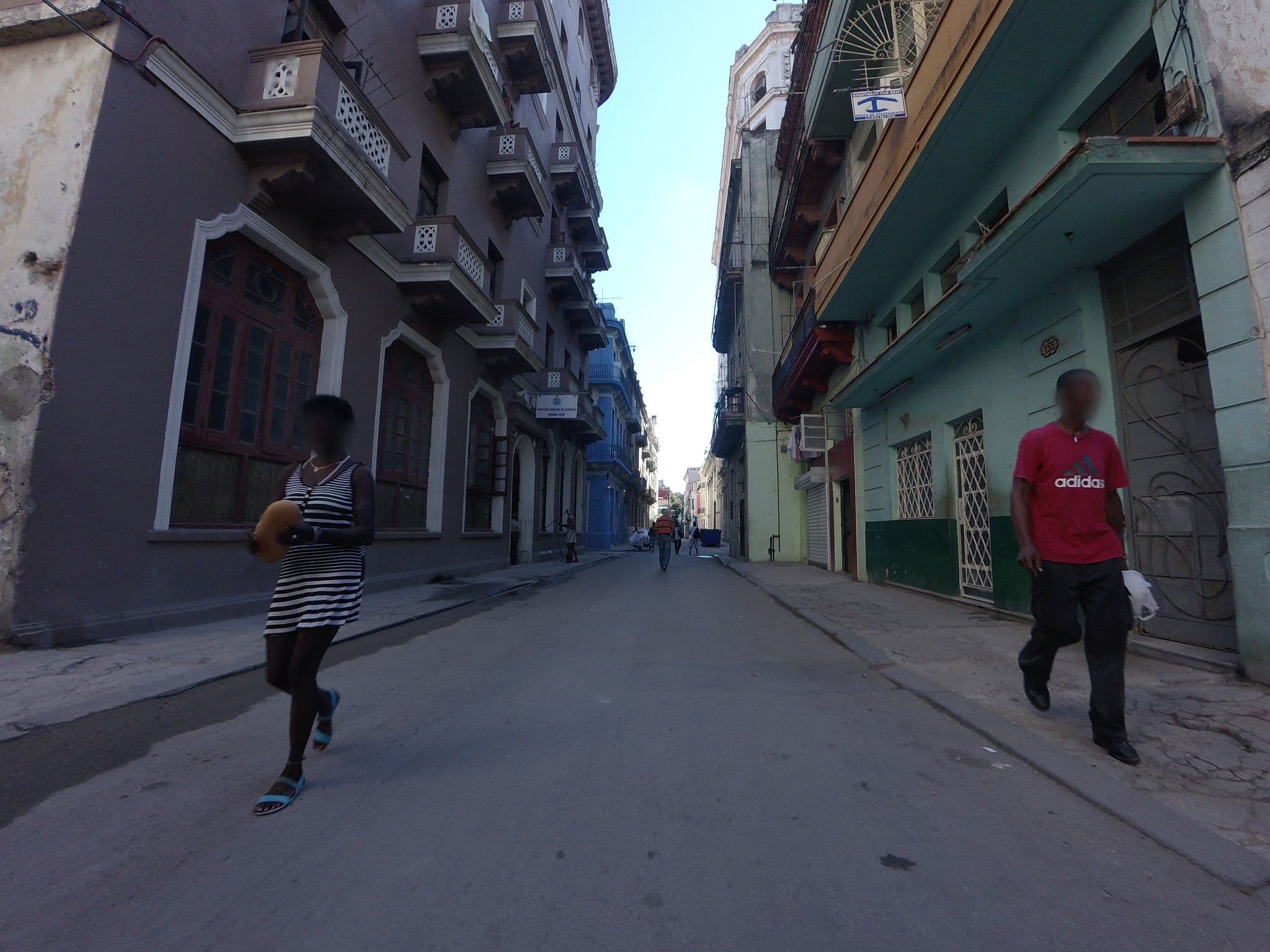 Street view near Guest House, La Habana Vieja