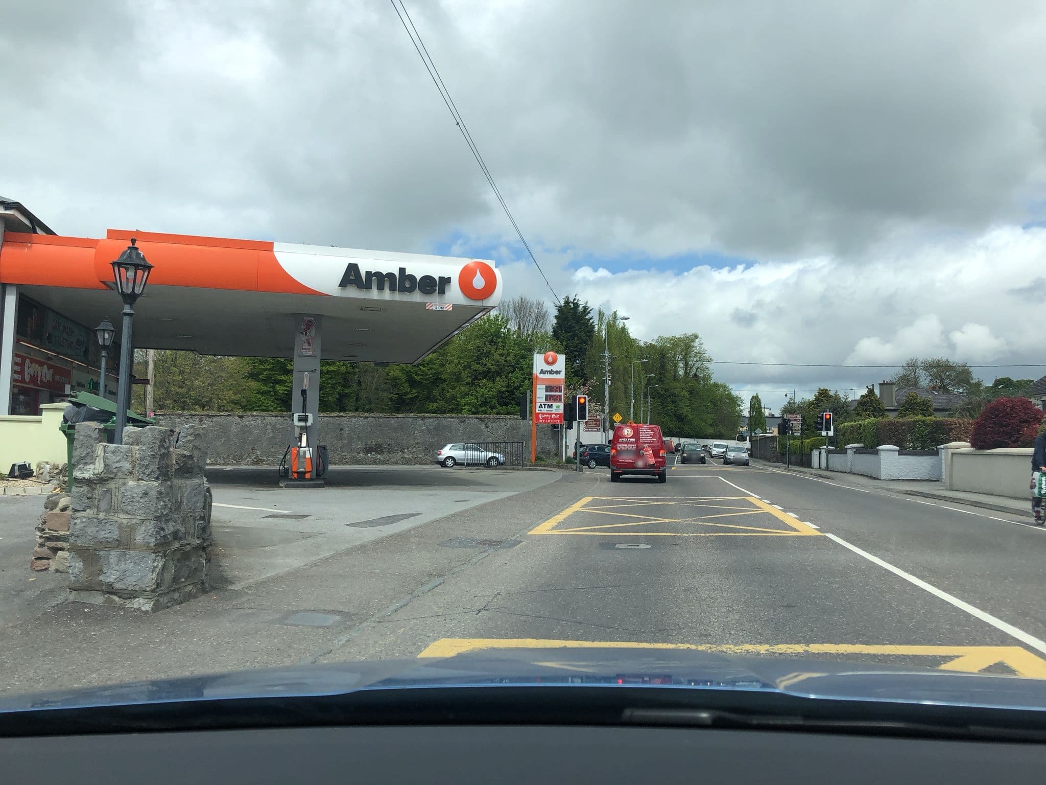 Street view near Whitegates Traditional Pub & Accommodation, Killarney — © stefan005 (CC BY-SA · Mapillary)