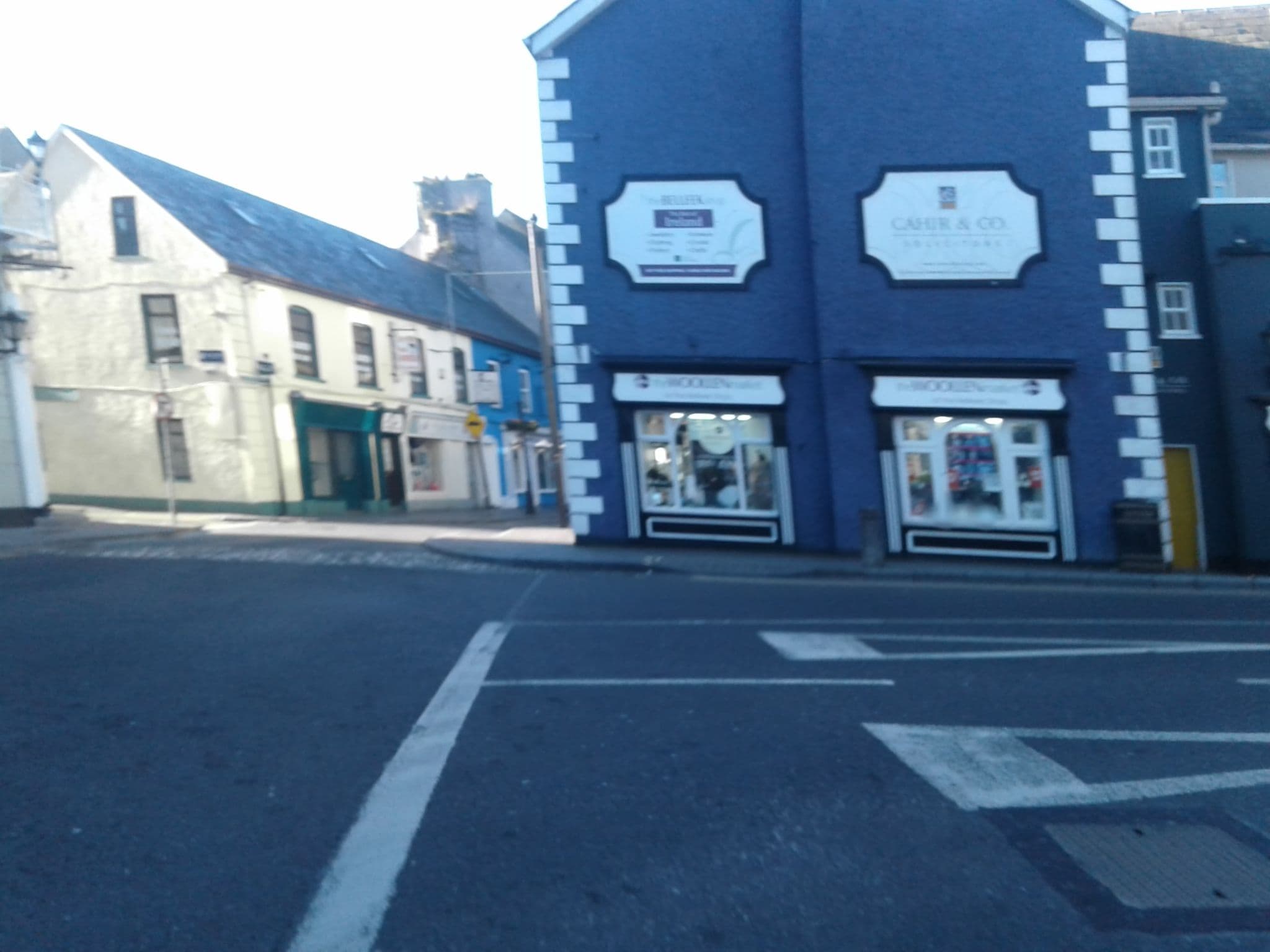 Street view near Queens Hotel & Nightclub, Ennis — © tshedy (CC BY-SA · Mapillary)