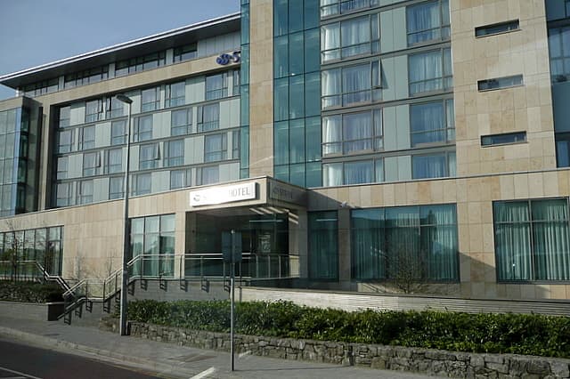 Limerick Strand Hotel (via Wikimedia Commons, CC BY-SA 2.0)