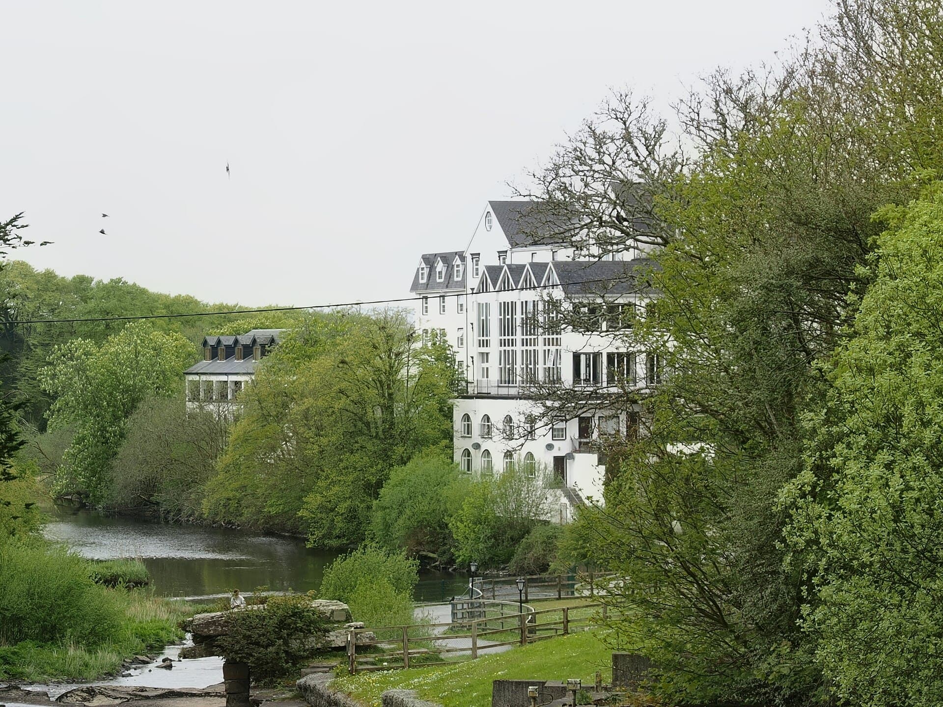 Falls Hotel & Spa (via Wikimedia Commons, CC BY-SA 4.0)