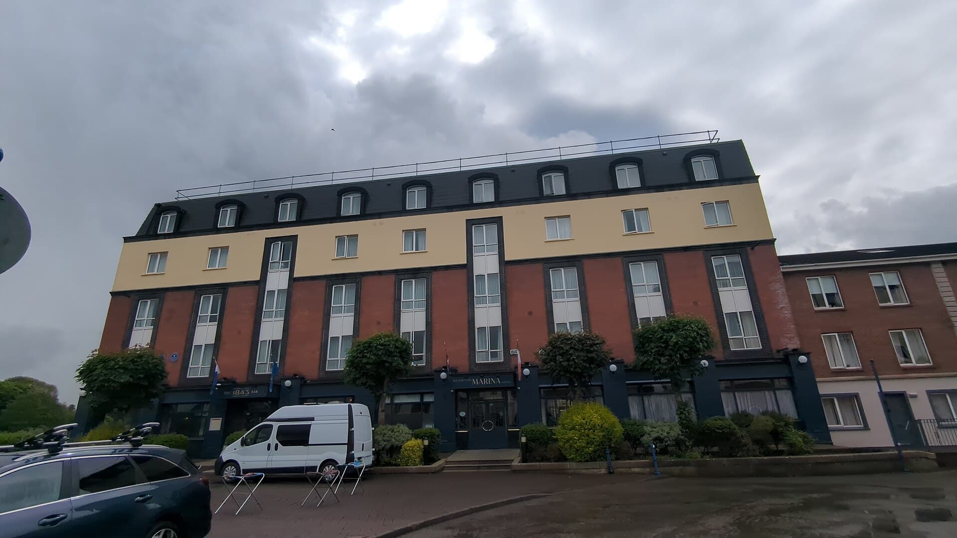 Waterford Marina Hotel (via Wikimedia Commons, CC BY-SA 4.0)