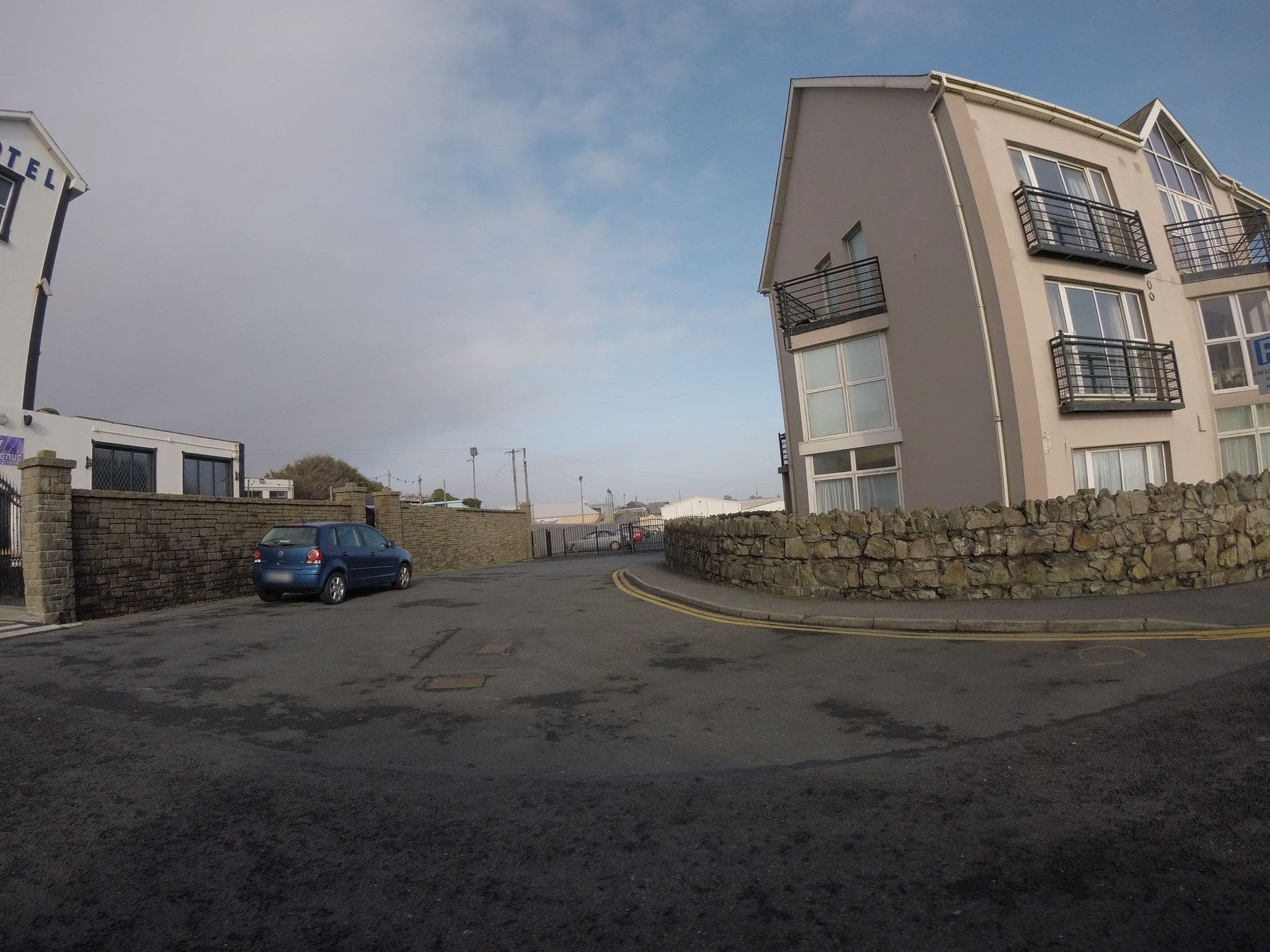 Street view near Hibernian Hotel, Trá Mhór — © dave683 (CC BY-SA · Mapillary)
