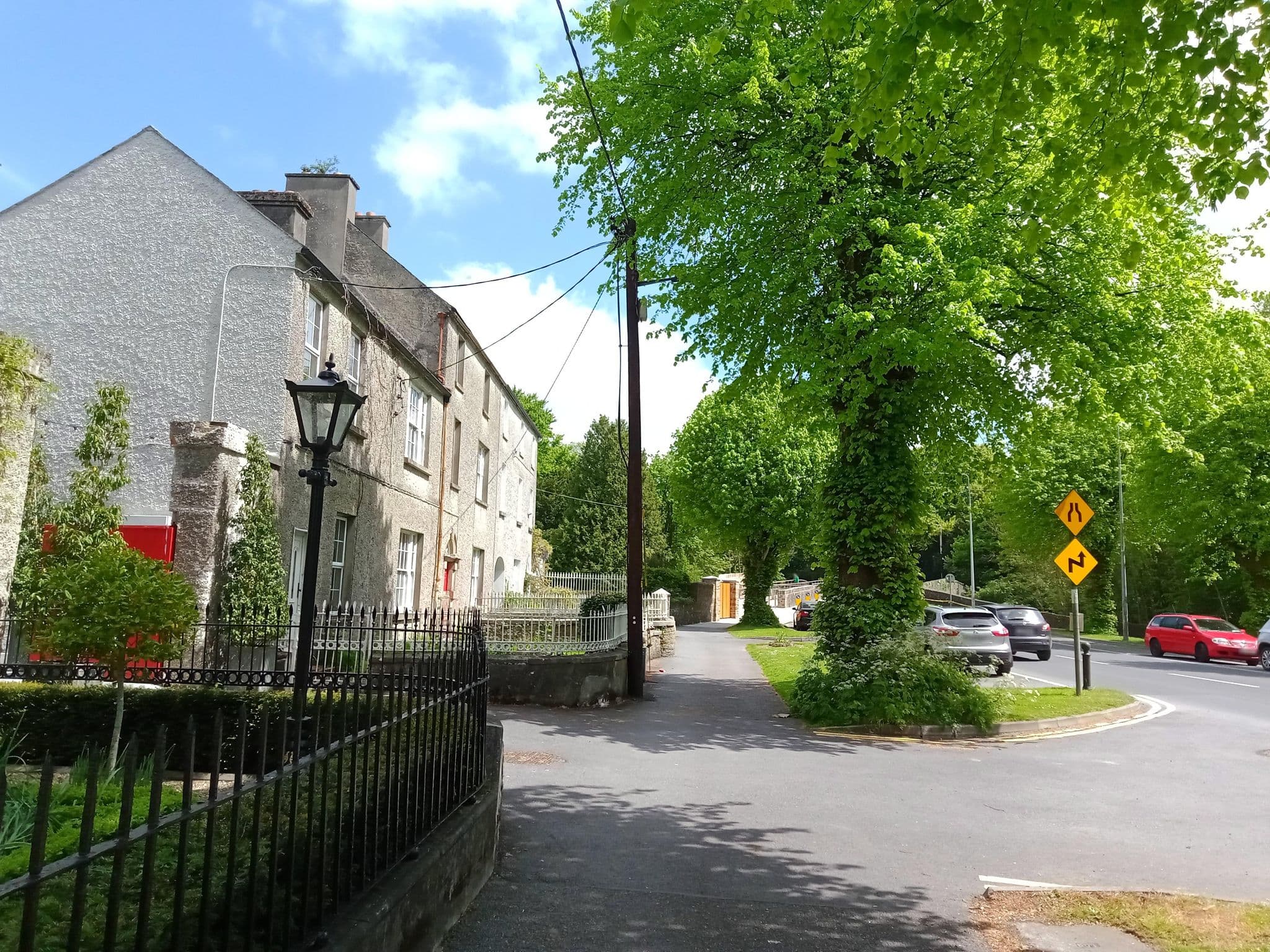 Street view near Avalon House Hotel, Castlecomer — © annekaro (CC BY-SA · Mapillary)