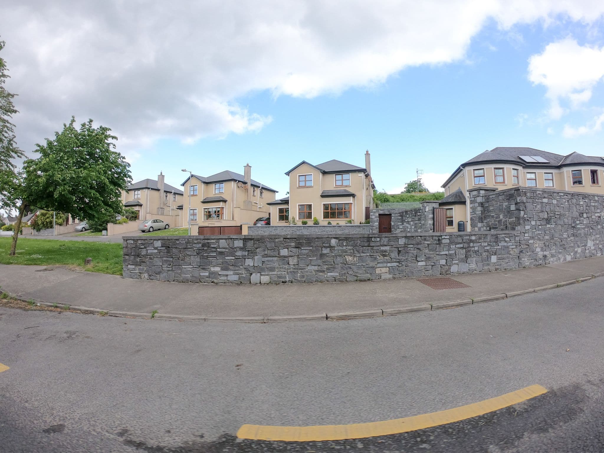Street view near ashpark house, Carrick-on-Suir — © dave683 (CC BY-SA · Mapillary)