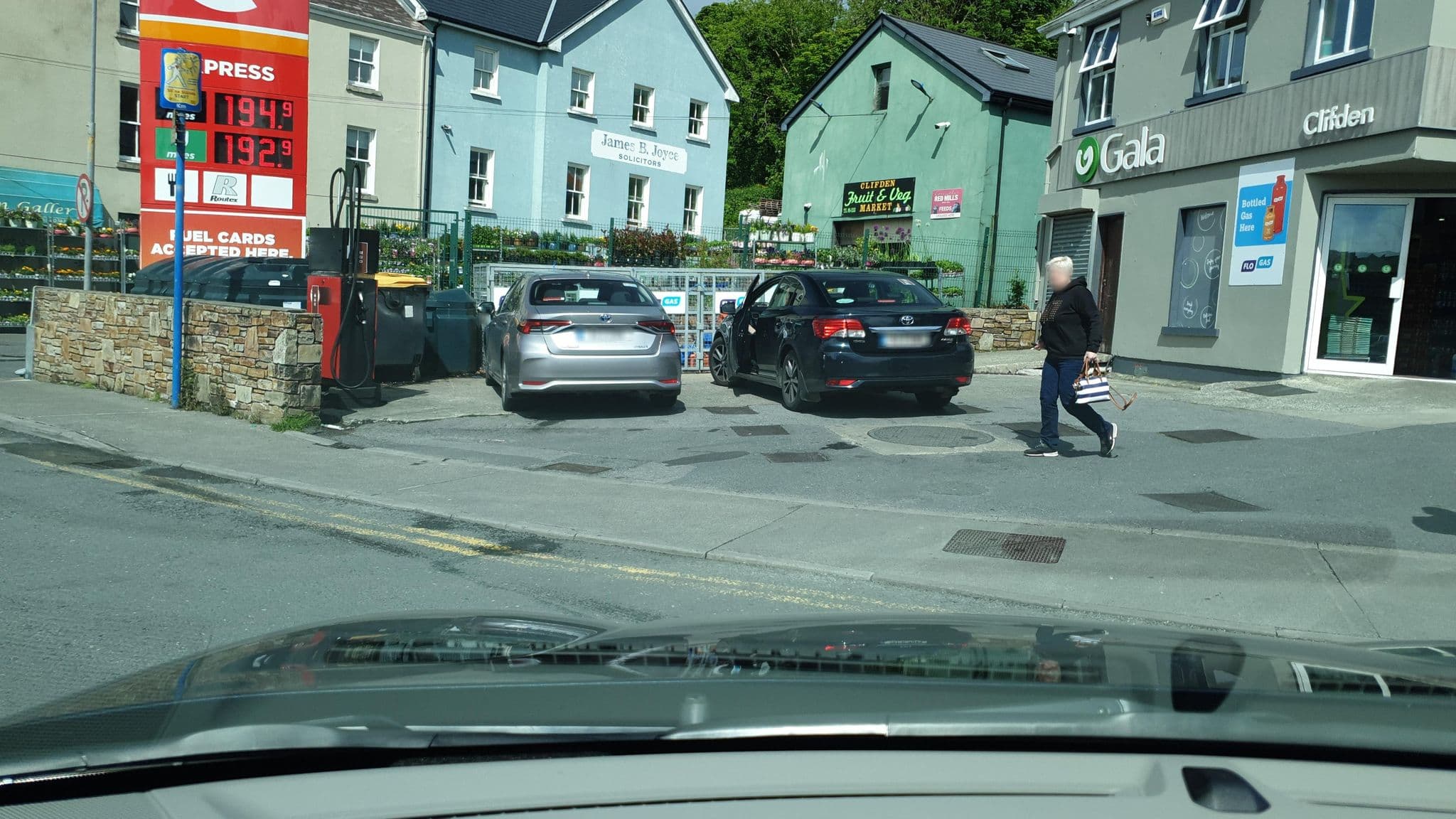Street view near White Heather, Clifden — © yannakis (CC BY-SA · Mapillary)