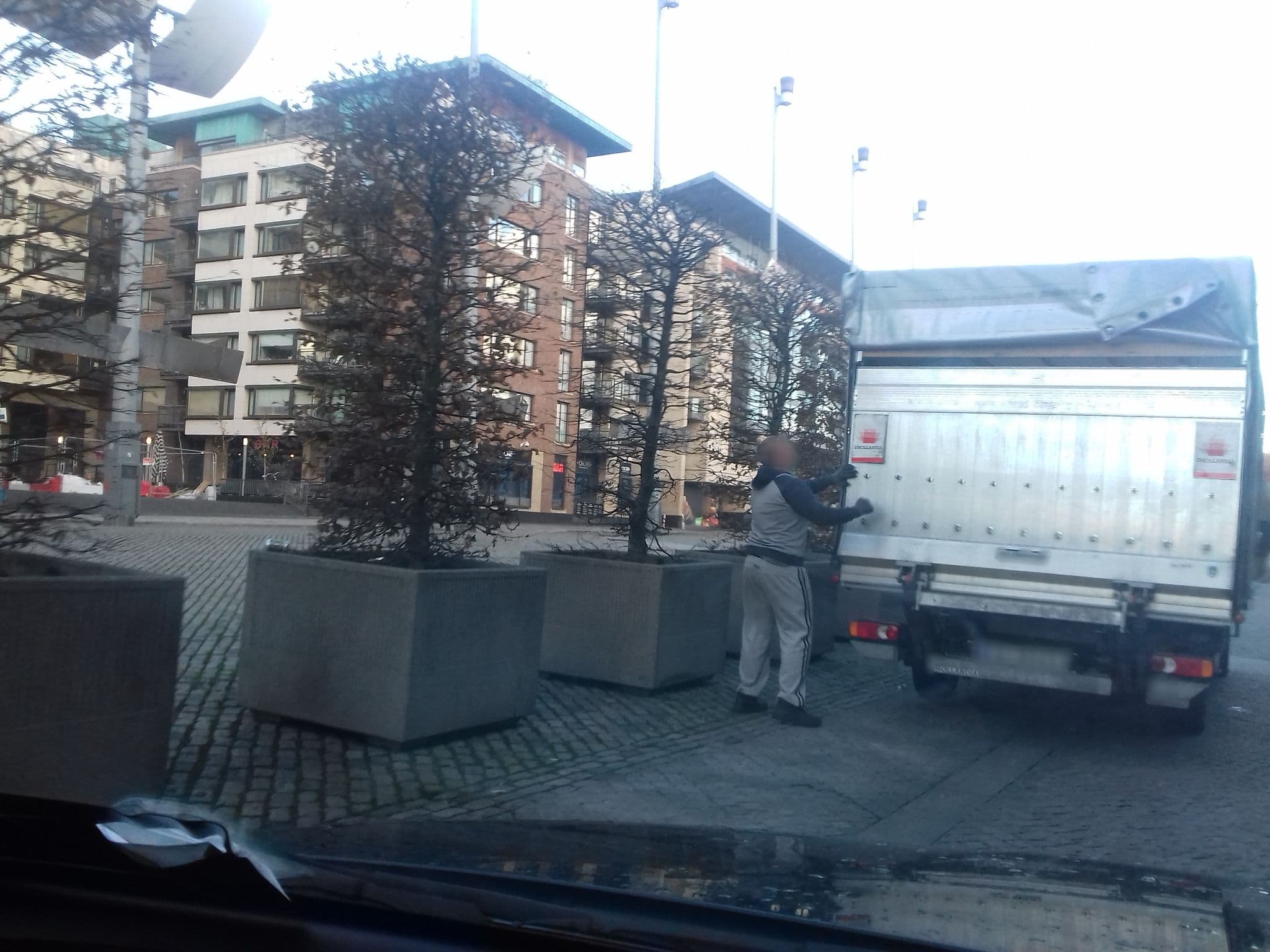 Street view near Backstay Hostel, Rialto — © debigc (CC BY-SA · Mapillary)