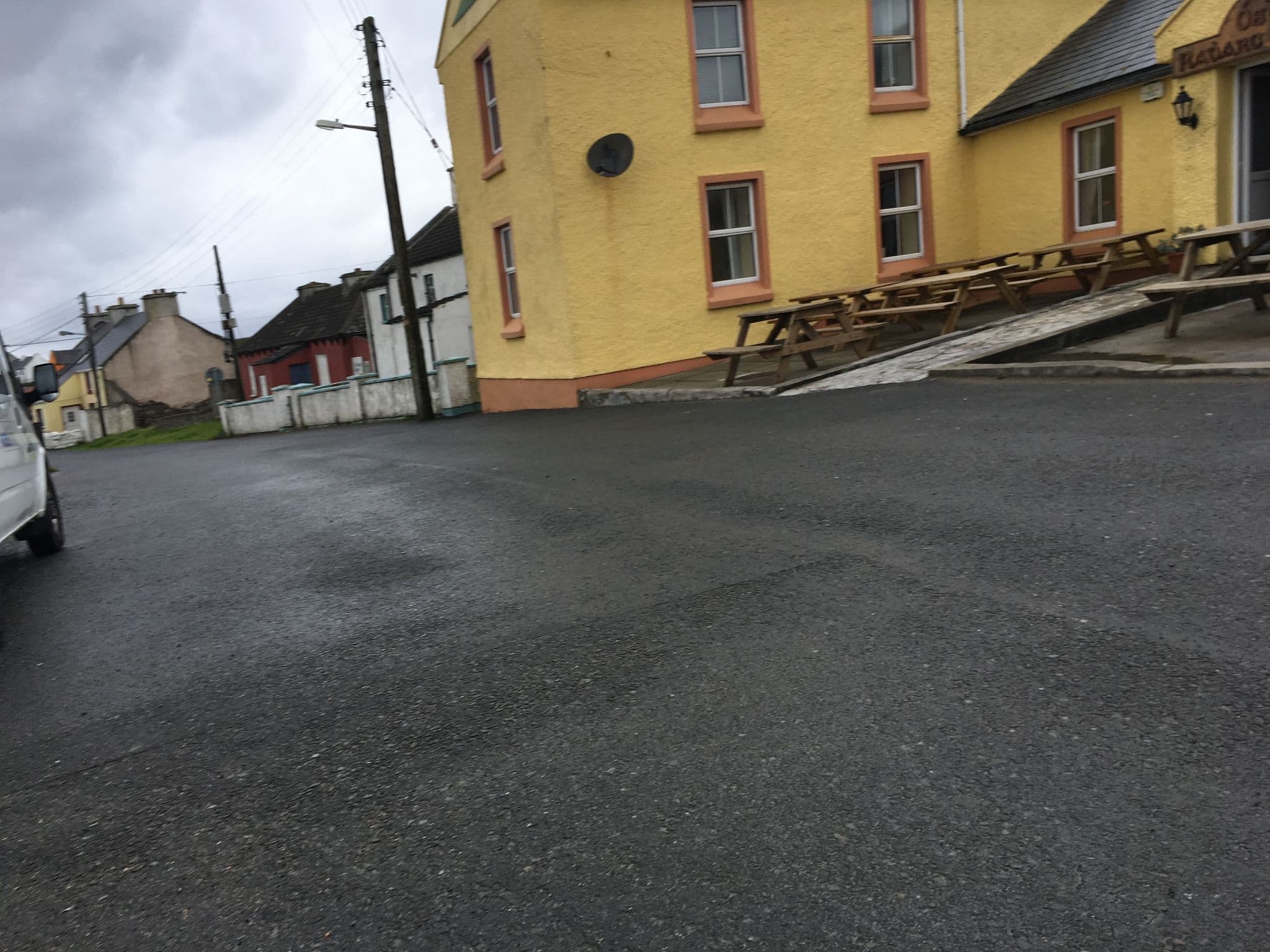 Street view near Óstan Raoarc Na Céibe, Derrybeg — © ascannell15 (CC BY-SA · Mapillary)