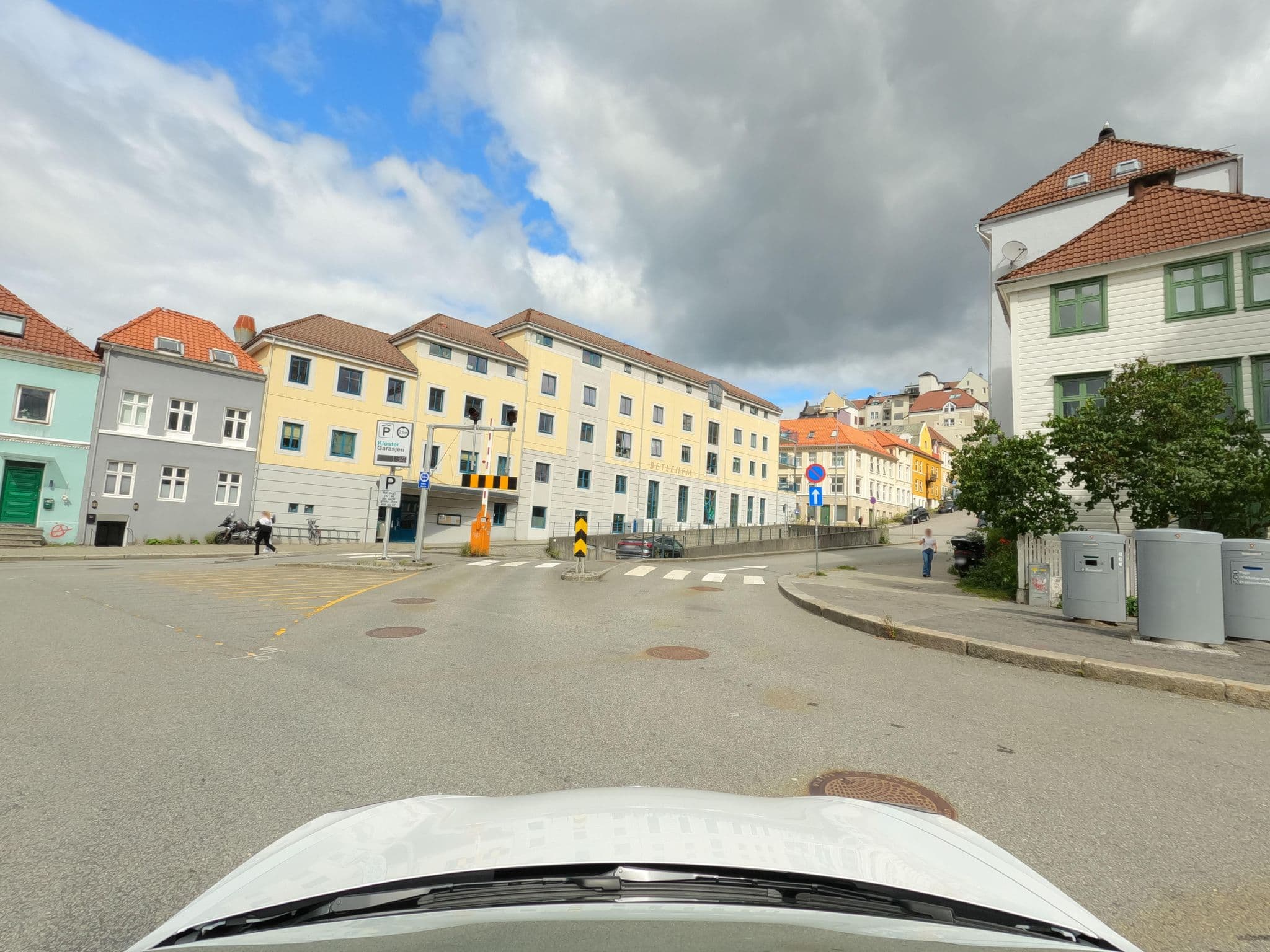 Street view near Kjellersmauet Gjestehus, Bergen — © catoandersen (CC BY-SA · Mapillary)