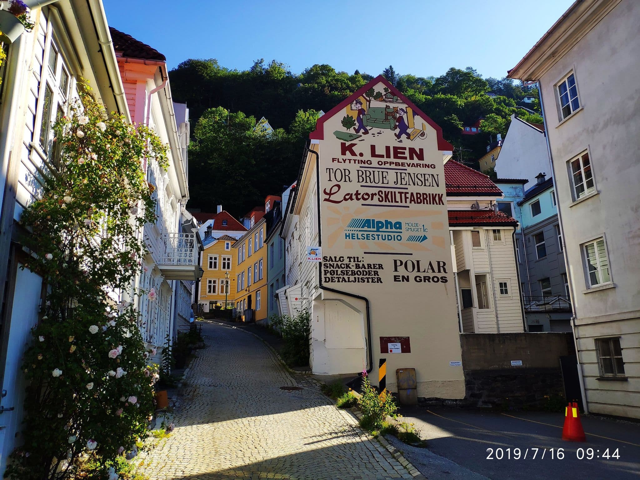 Street view near Casablanca Guesthouse, Bergen — © km2bp (CC BY-SA · Mapillary)