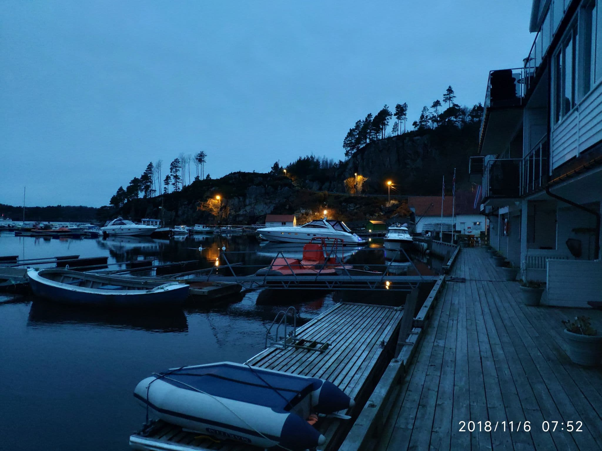 Street view near Tysnes Sjø og Fritid, Fitjar — © km2bp (CC BY-SA · Mapillary)