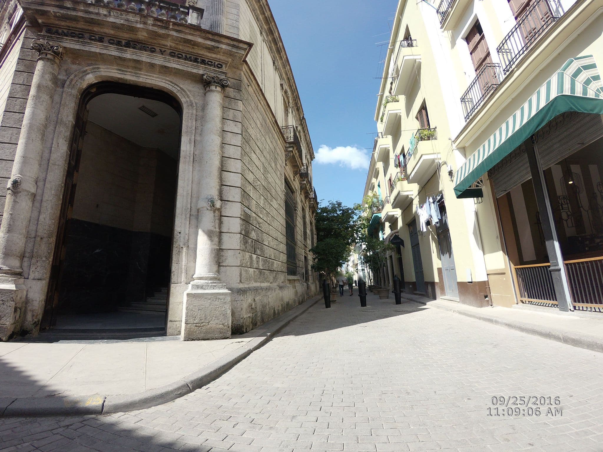 Street view near Palacio de los Corredores, La Habana Vieja
