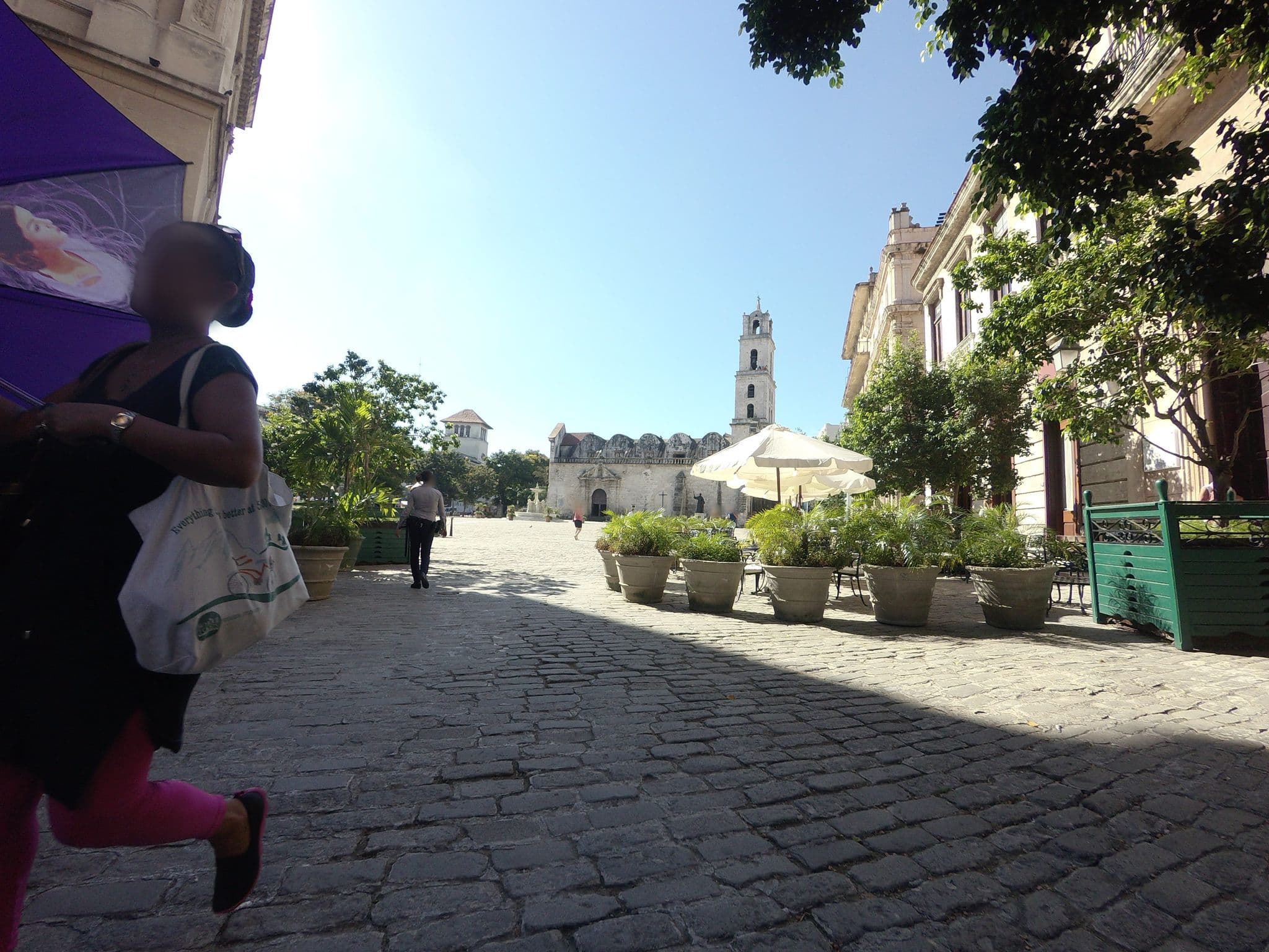 Street view near Hotel Marqués de Cárdenas y Montehermoso, La Habana Vieja