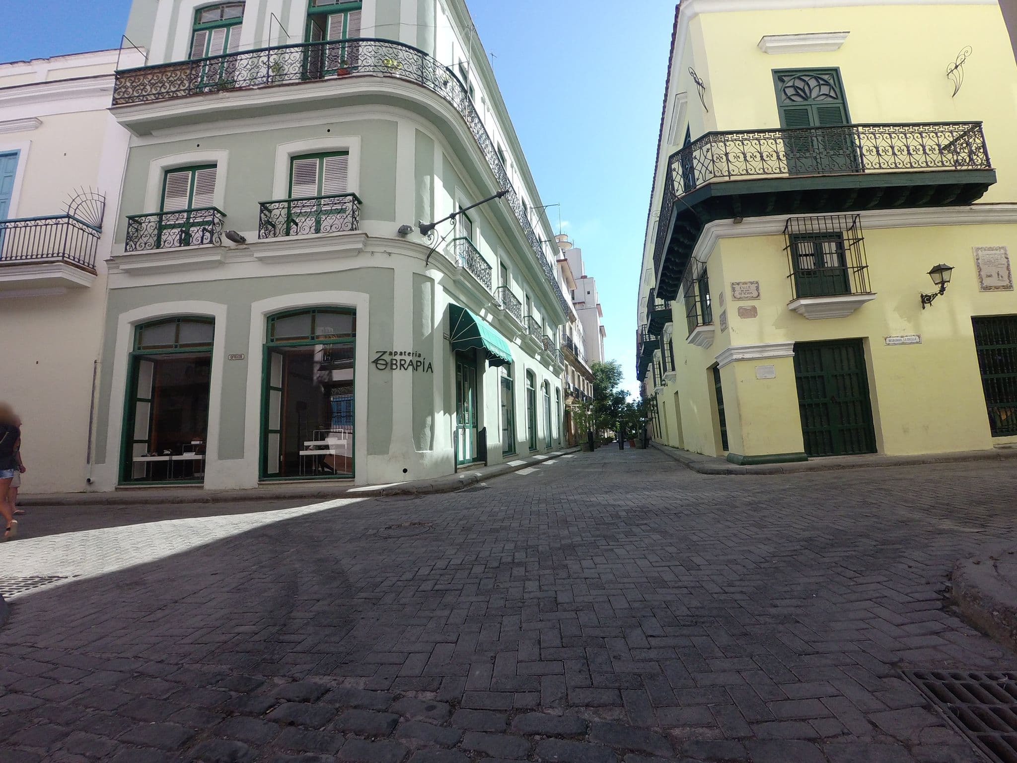Street view near Hostal Valencia, La Habana Vieja