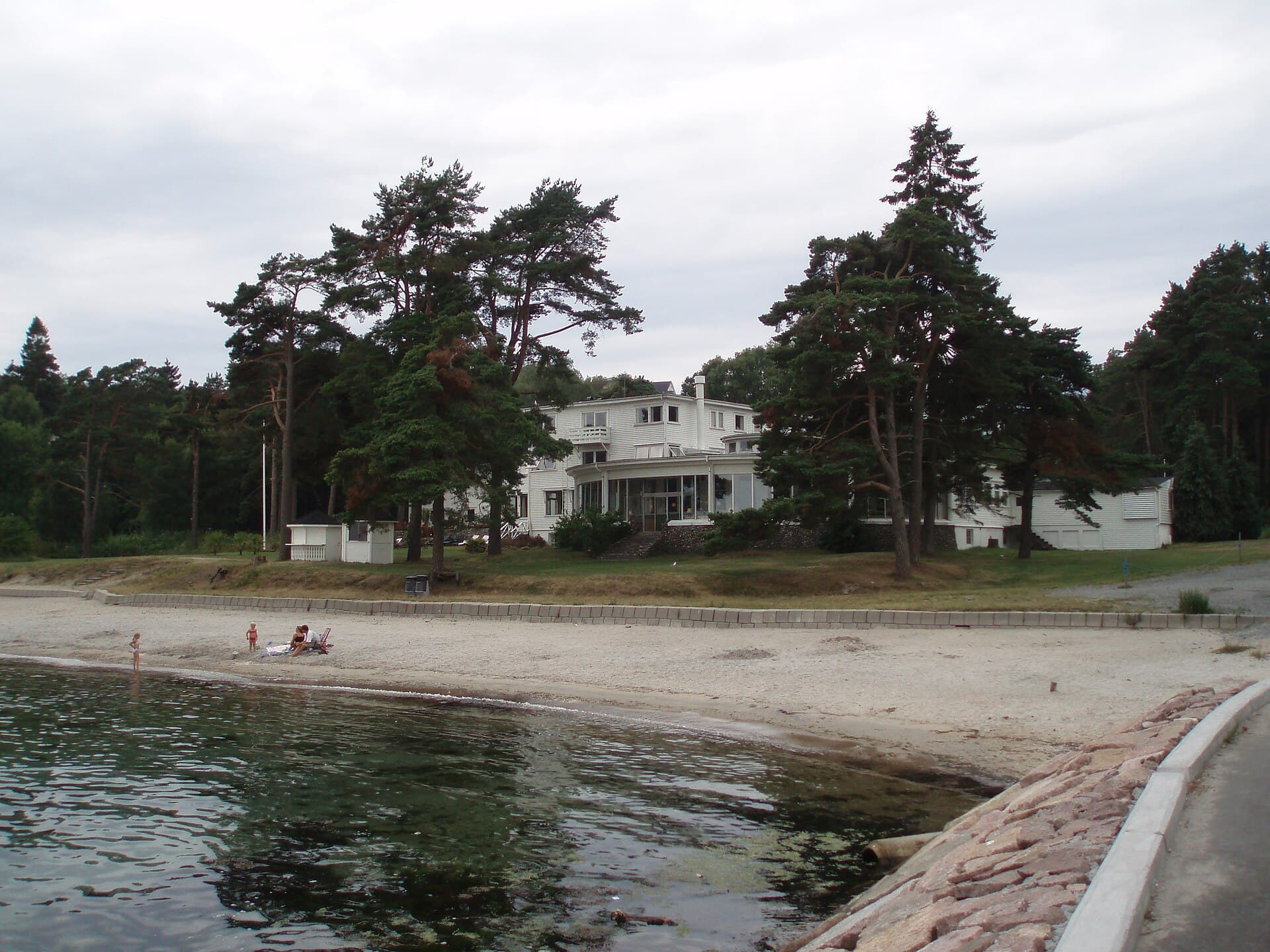 Strand Hotel (via Wikimedia Commons, Public domain)