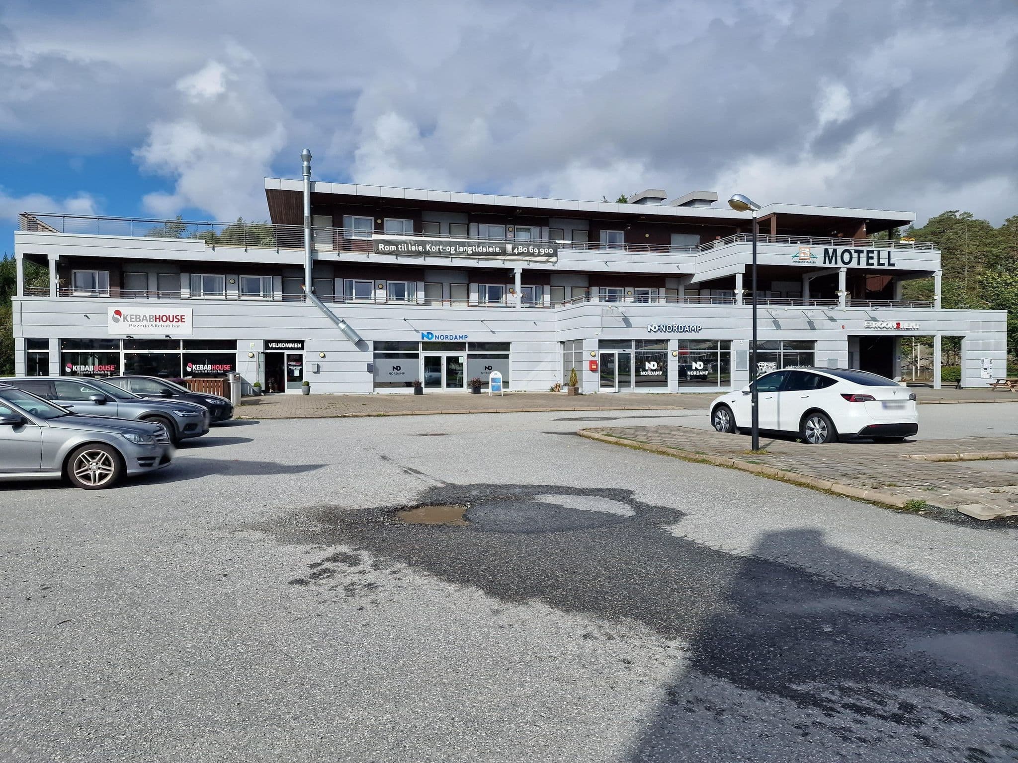 Street view near Svinesundsparken Motell, Halden — © km2bp (CC BY-SA · Mapillary)