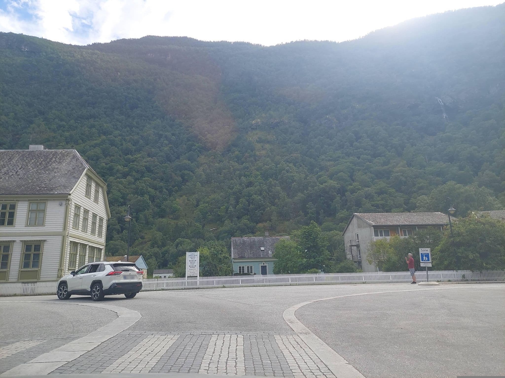 Street view near Lindstrom Hotel, Lærdalsøyri — © Albergarri788 (CC BY-SA · Mapillary)