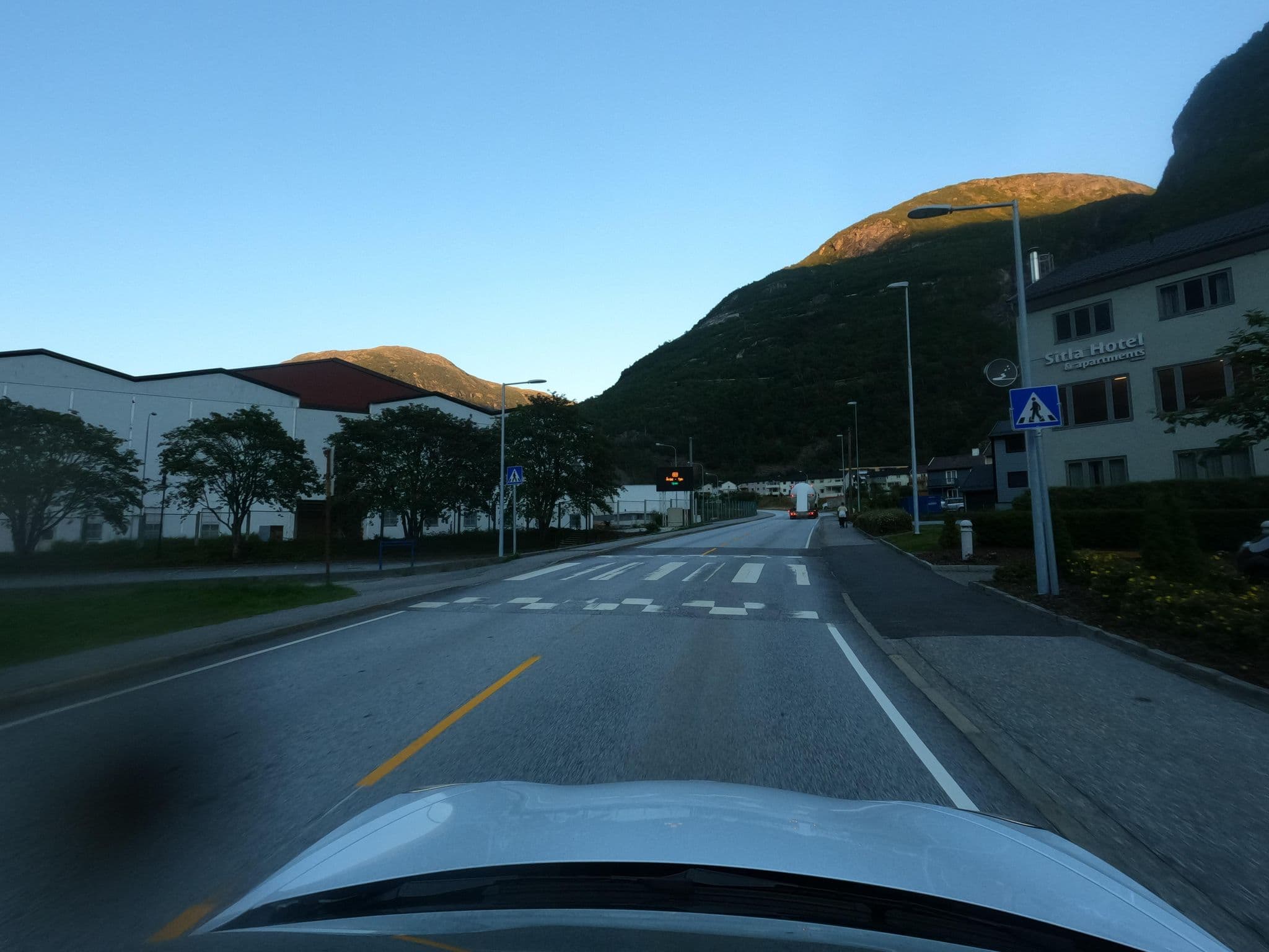 Street view near Sitla Hotell, Farnes — © catoandersen (CC BY-SA · Mapillary)