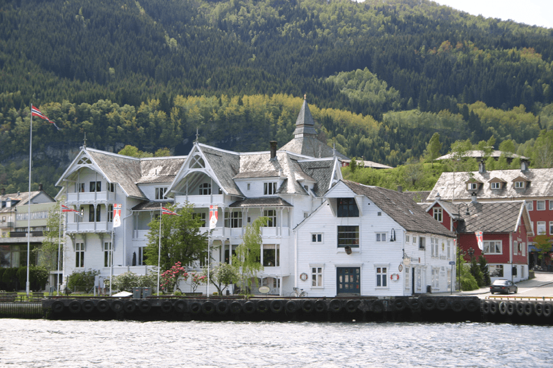 Sandven Hotel (via Wikimedia Commons, CC BY-SA 3.0)