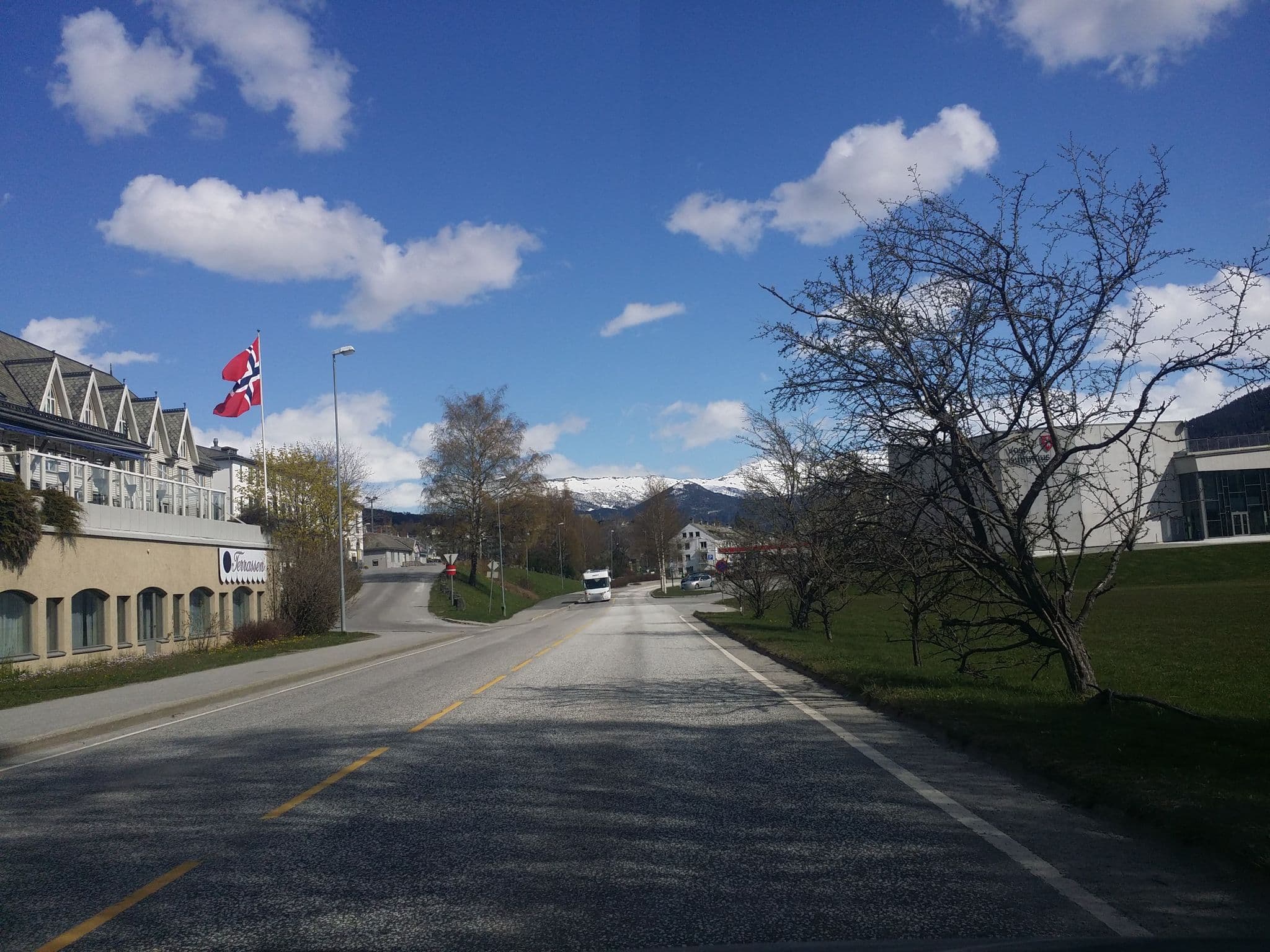 Street view near Fleischers Hotel Voss #407 Ghost Room, Voss — © relet (CC BY-SA · Mapillary)