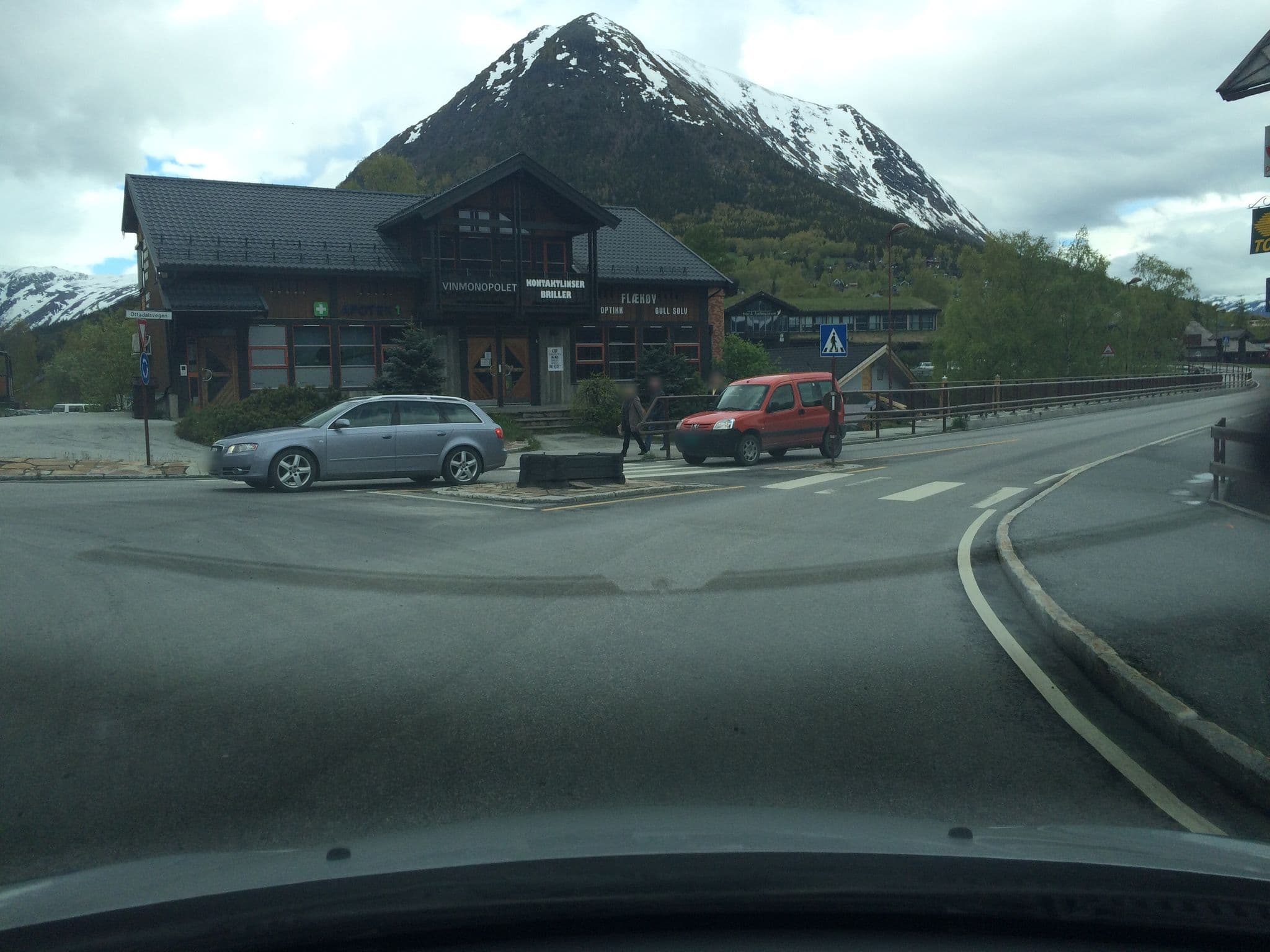 Street view near Memurubu Turisthytte, Fossbergom — © ragnvald (CC BY-SA · Mapillary)