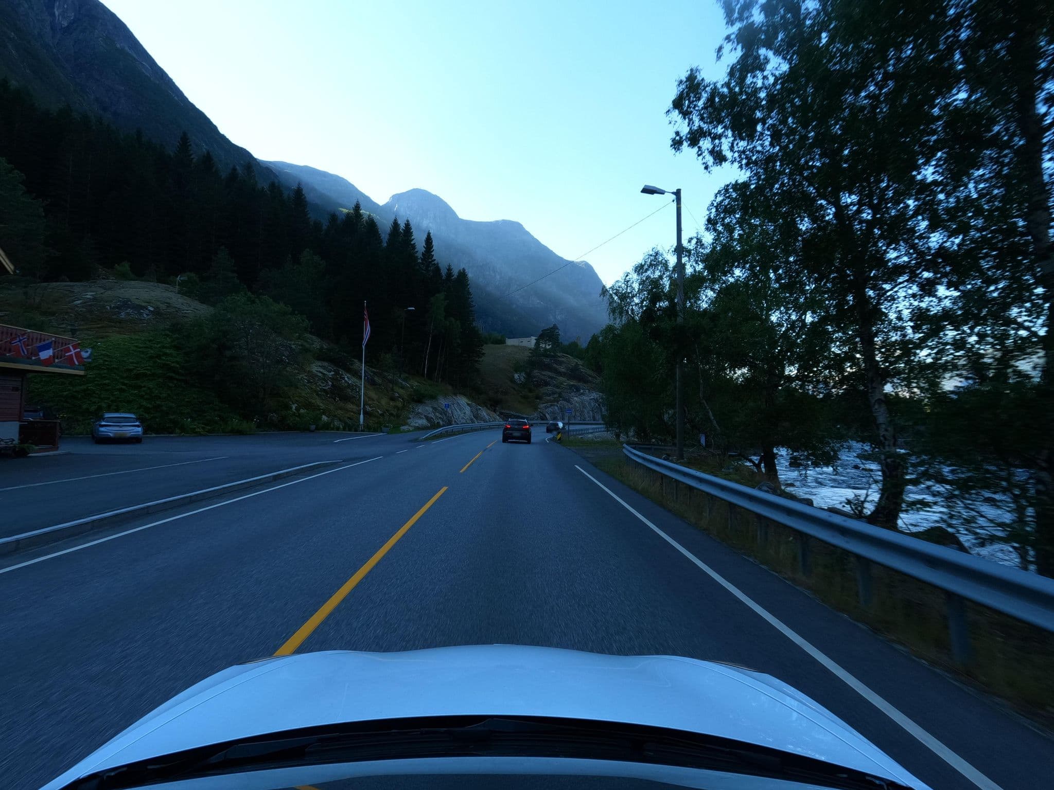 Street view near Kvamsdal Pensionat, Ulvik — © catoandersen (CC BY-SA · Mapillary)