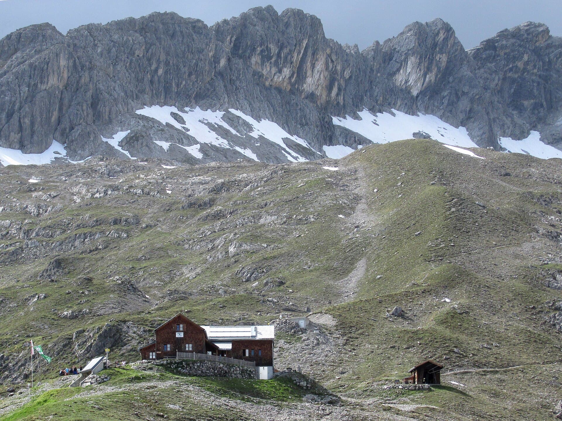 Hermann-von-Barth-Hütte (via Wikimedia Commons, CC BY-SA 3.0)