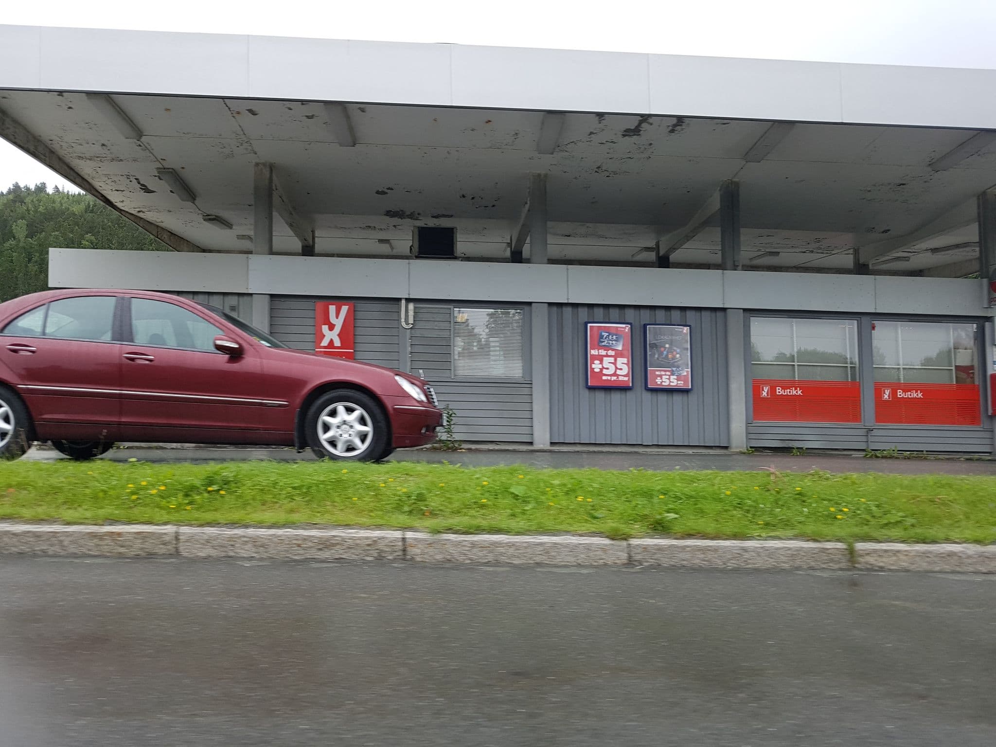 Street view near Holmenkollen Park Hotel Rica, Hell — © pbb (CC BY-SA · Mapillary)