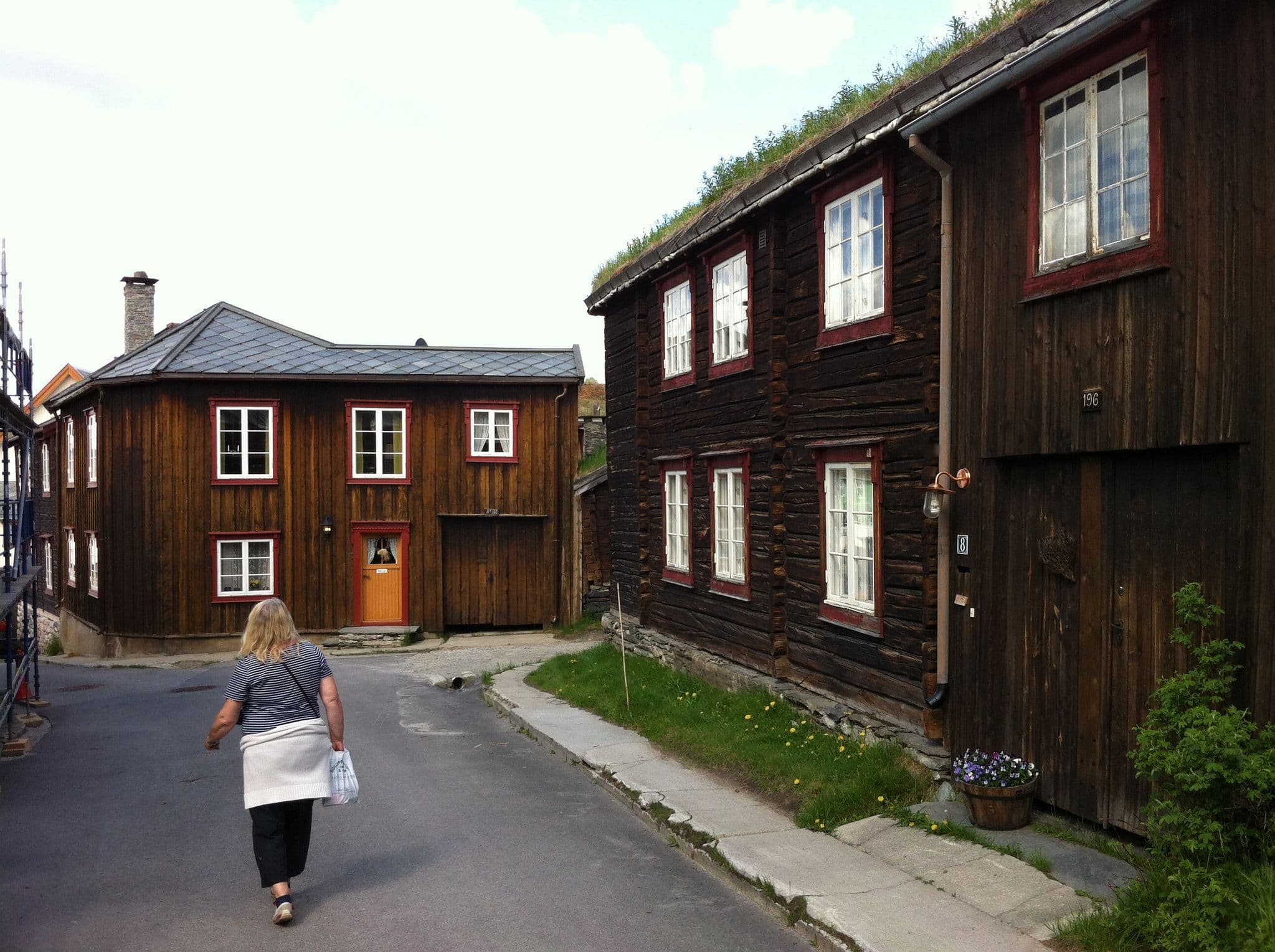 Street view near Regnbuegården, Røros — © ugz (CC BY-SA · Mapillary)