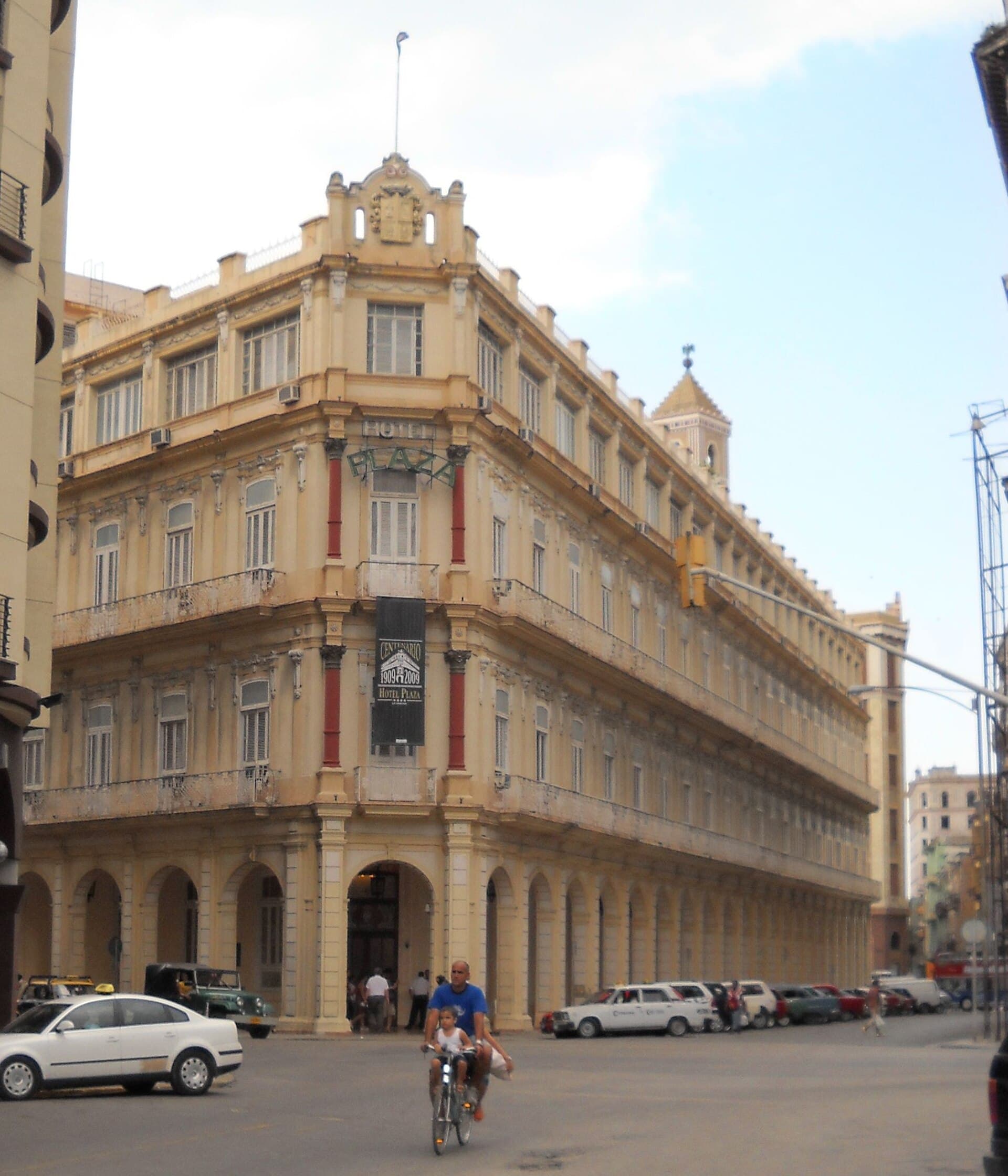 Plaza (via Wikimedia Commons, Public domain)
