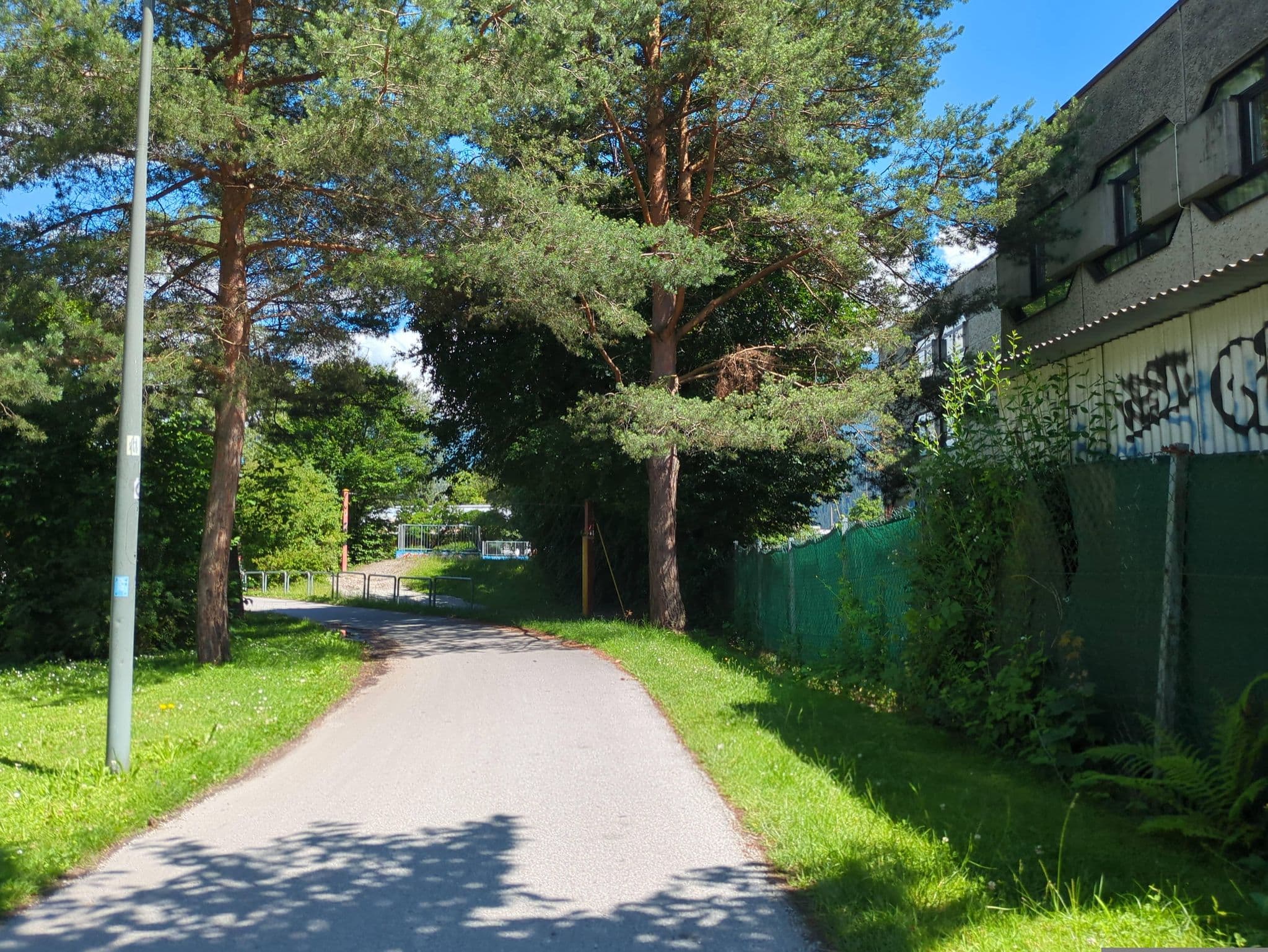 Street view near Jugendherberge Innsbruck, Arzl — © innsbruck-barrierefrei (CC BY-SA · Mapillary)