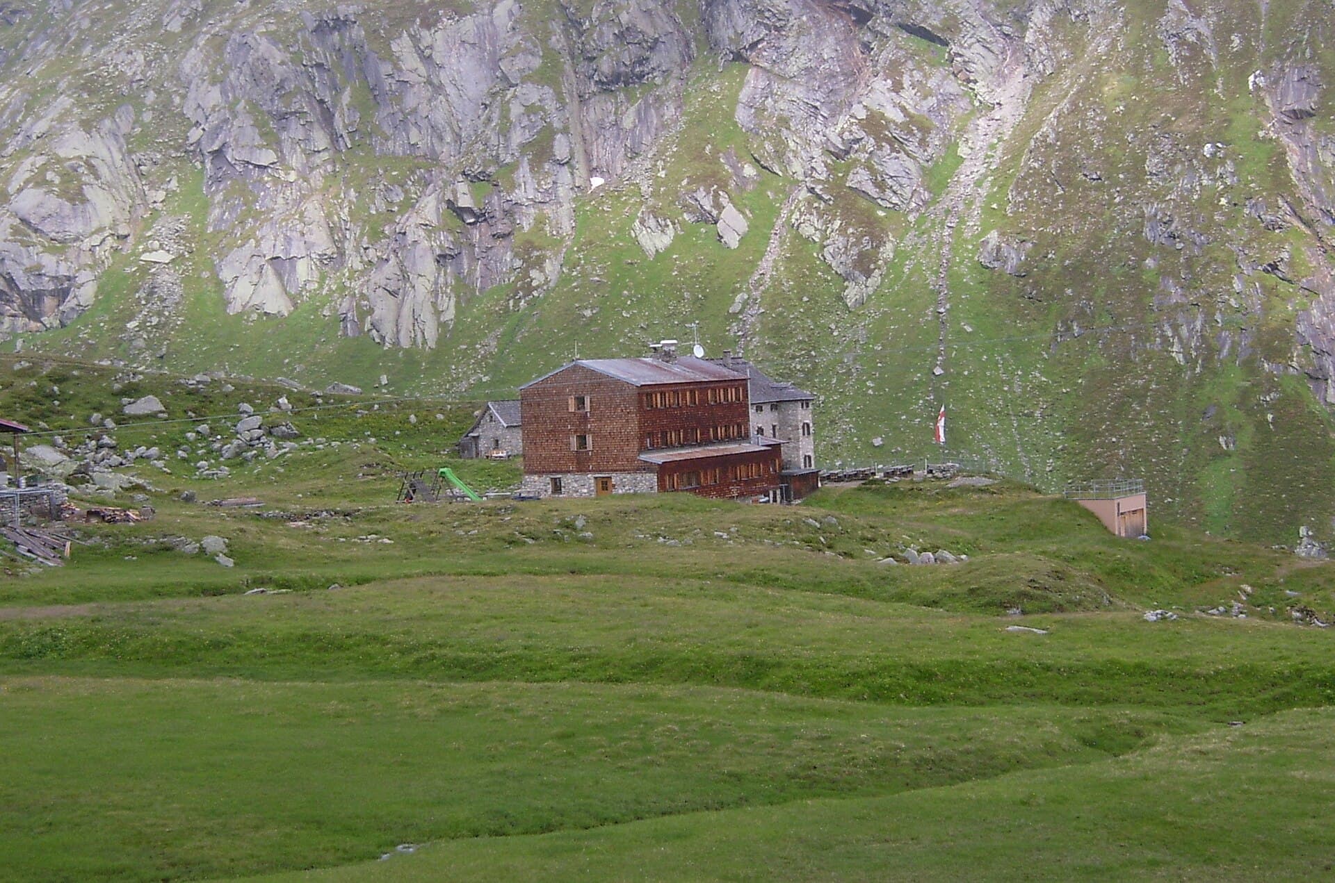 Essener-Rostocker Hütte (via Wikimedia Commons, CC BY-SA 3.0)