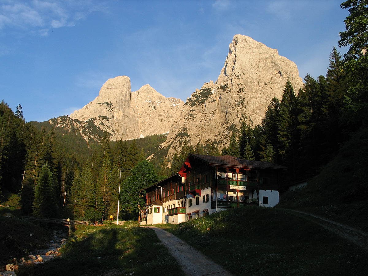 Anton-Karg-Haus (via Wikimedia Commons, CC BY-SA 3.0)