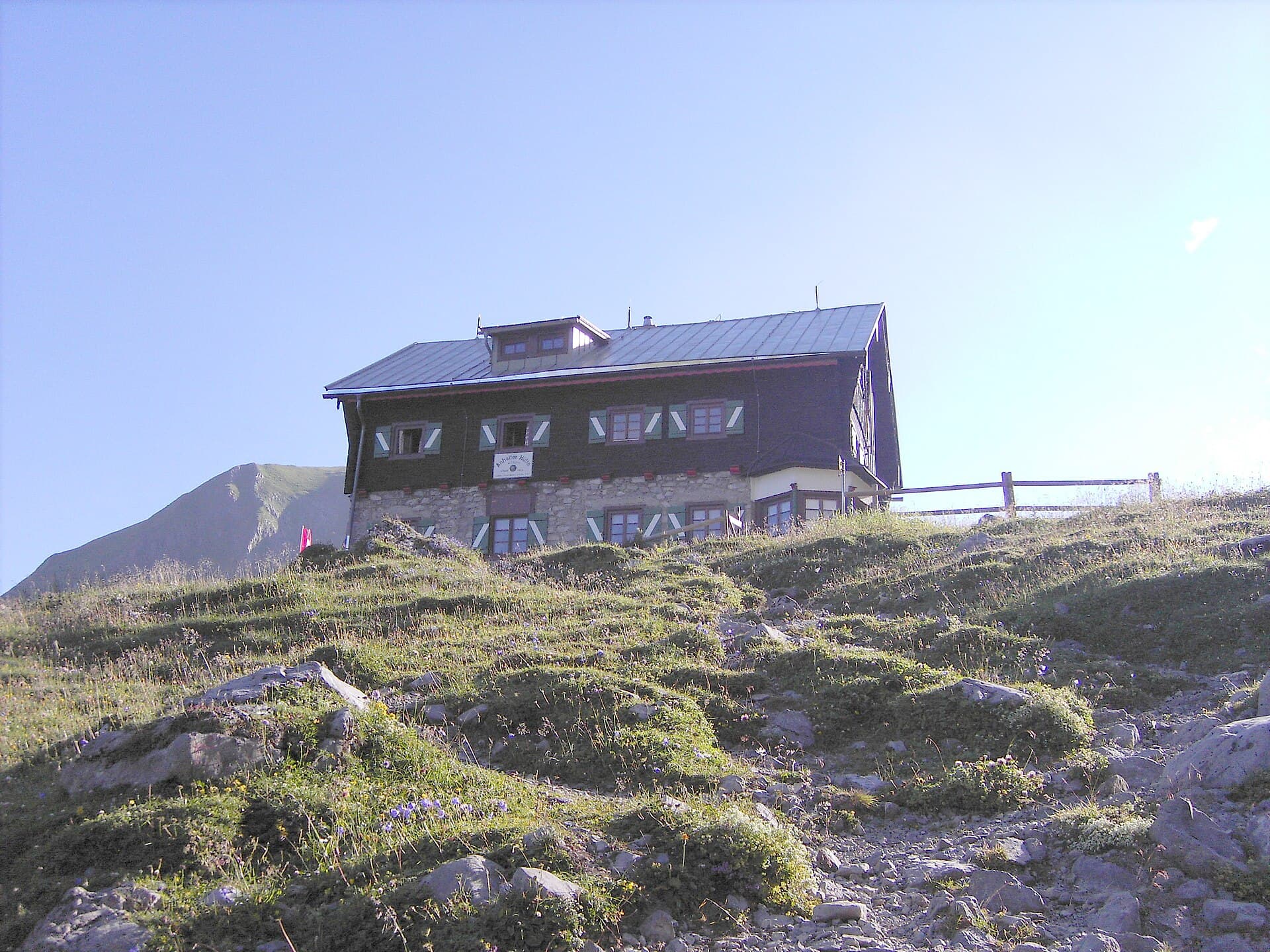 Anhalter Hütte (via Wikimedia Commons, CC BY 3.0)