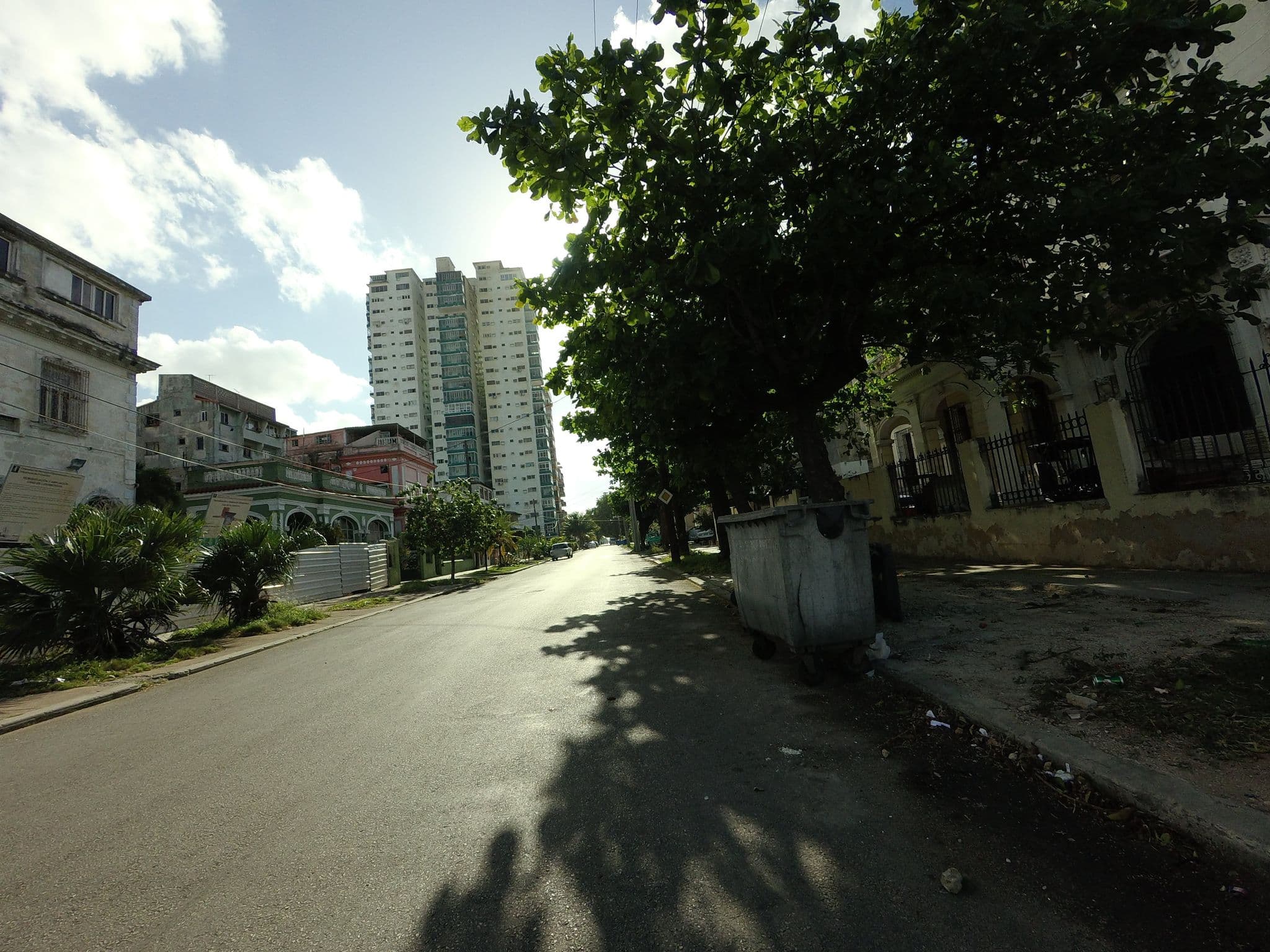 Street view near Hostal Casa Verde, Vedado