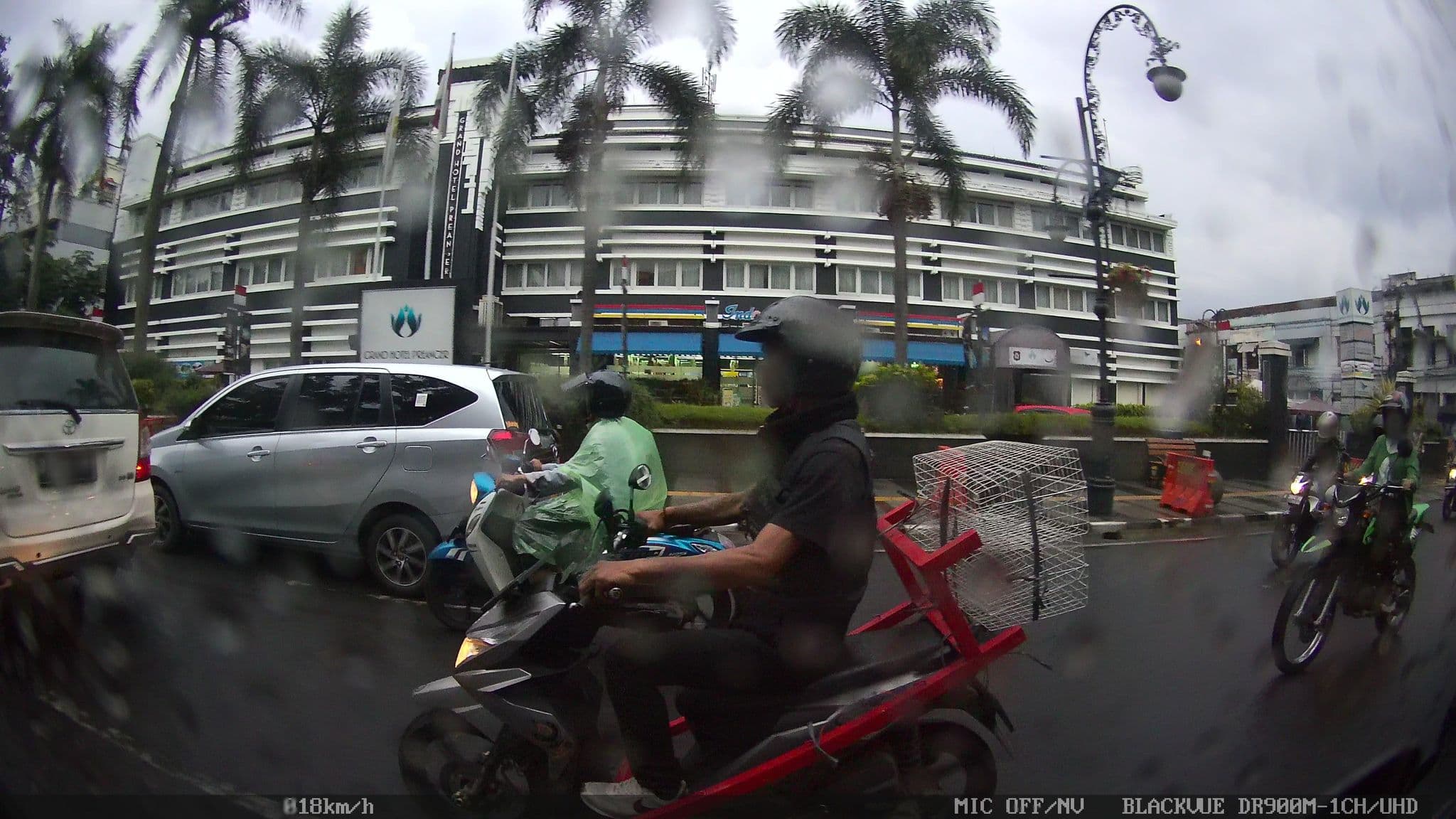 Street view near Grand Hotel Preanger, Bandung — © kaart_2 (CC BY-SA · Mapillary)