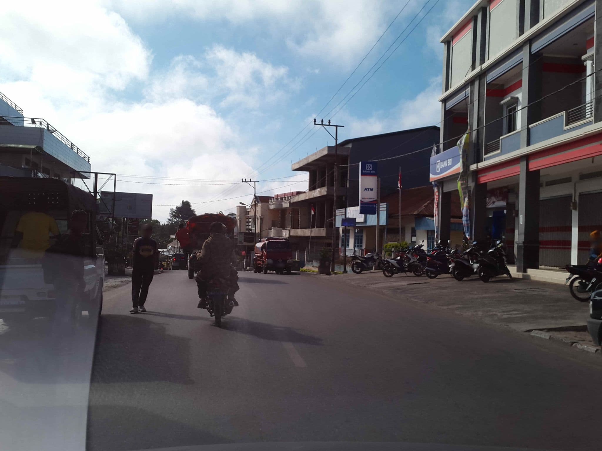 Street view near Hotel Bahagia 1, Soe — © roadroid (CC BY-SA · Mapillary)