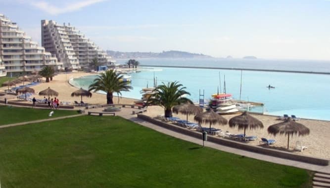 San Alfonso del Mar Frente al Mar (via Wikimedia Commons, Public domain)
