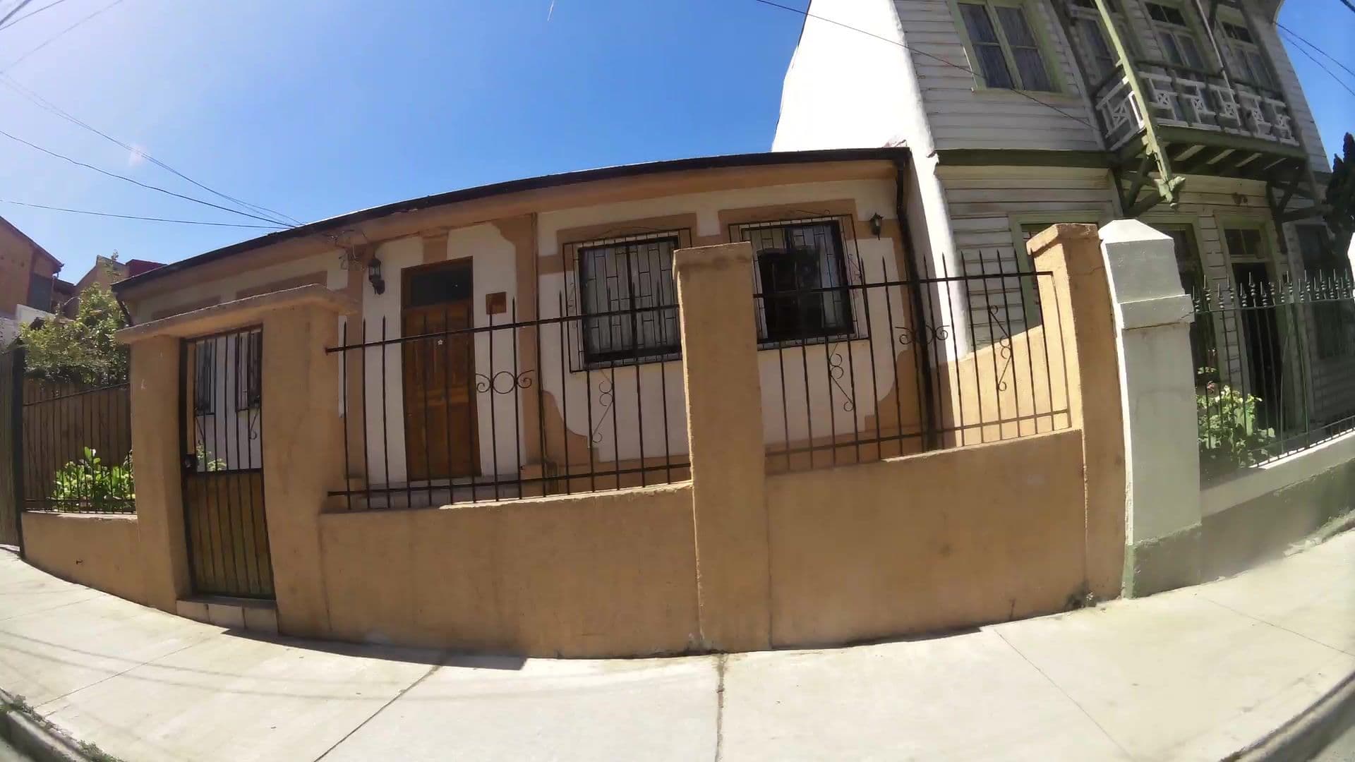 Street view near Casaclub Hostel, Valparaíso — © kaartcam (CC BY-SA · Mapillary)