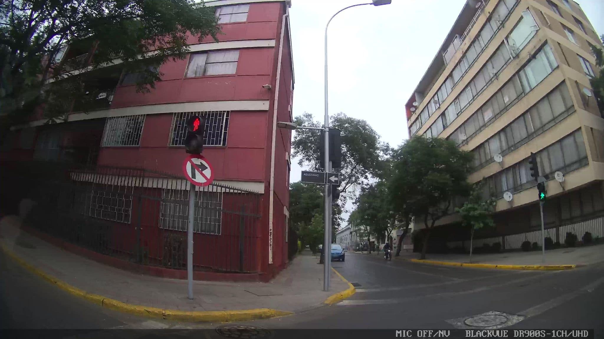 Street view near Almirante Barroso 41, Santiago — © kaart_4 (CC BY-SA · Mapillary)