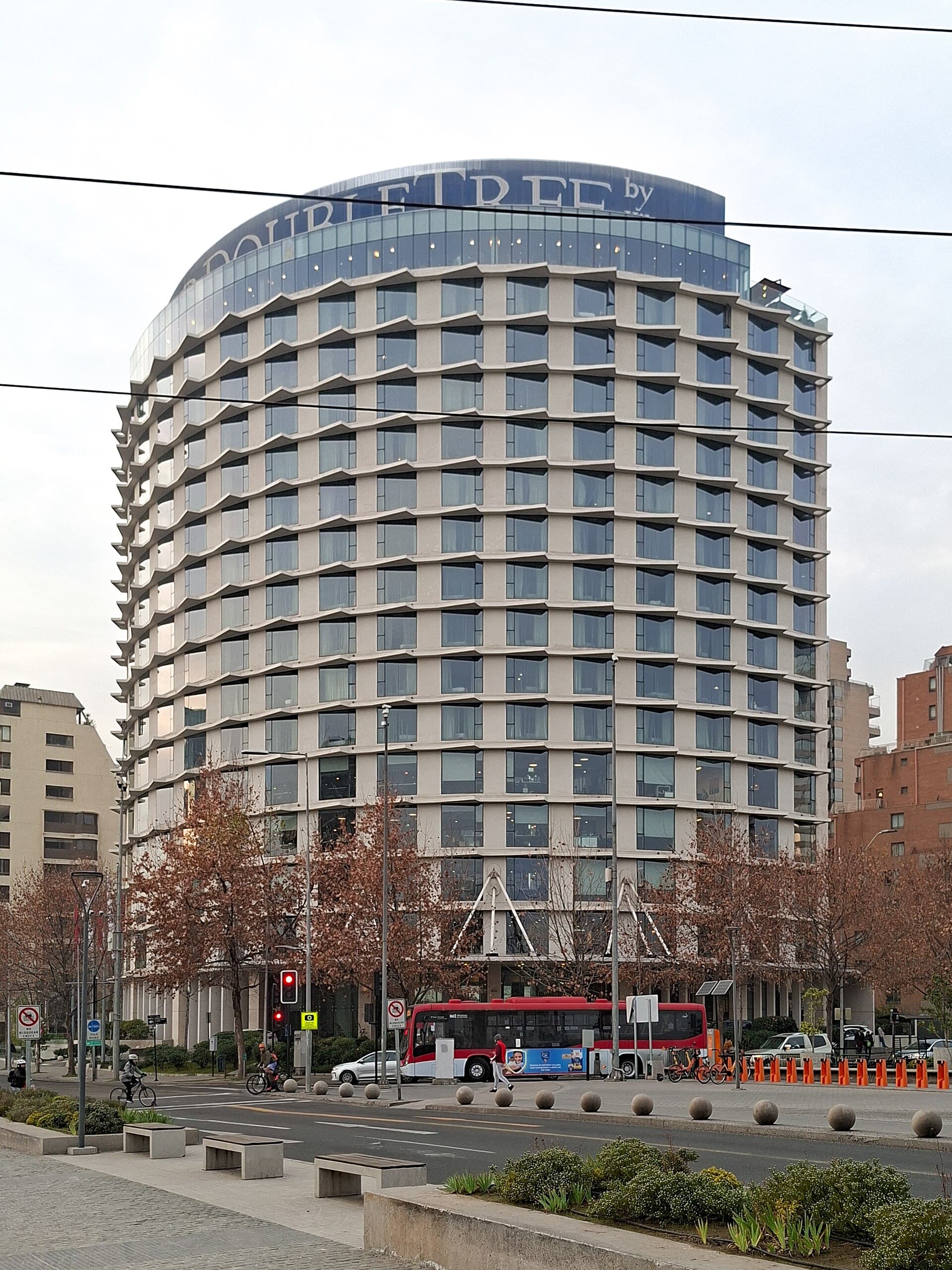 DoubleTree by Hilton Santiago Kennedy (via Wikimedia Commons, CC BY-SA 4.0)
