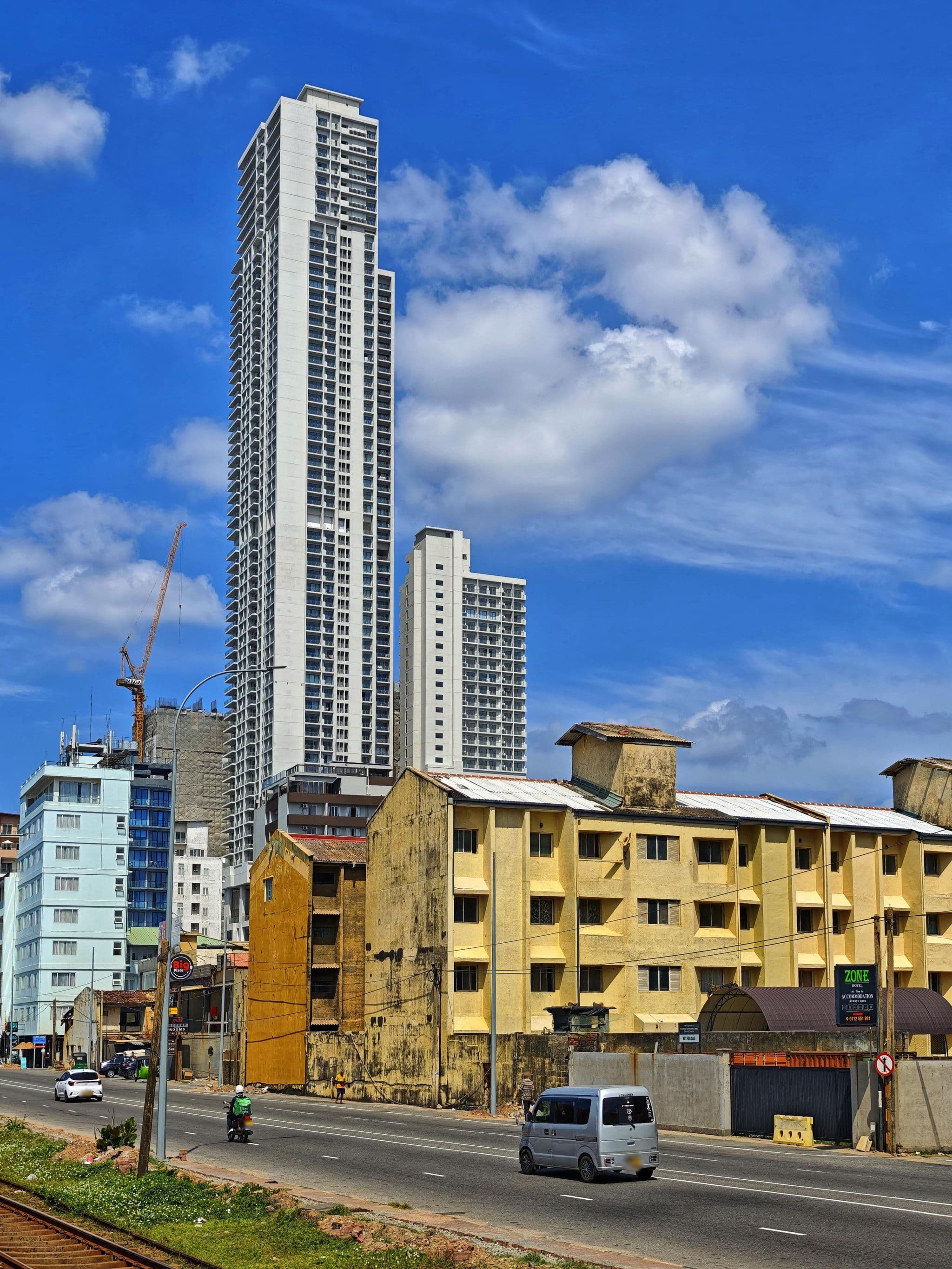 Street view near Mövenpick Spa, Colombo — © km2bp (CC BY-SA · Mapillary)