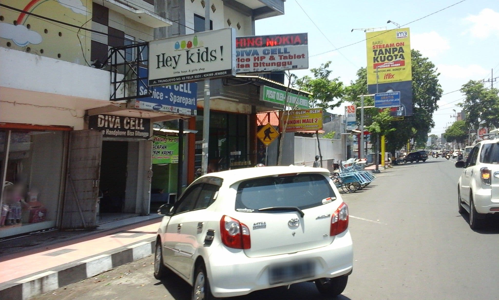 Street view near Hotel Ratna, Jember — © arizalkawamuna (CC BY-SA · Mapillary)