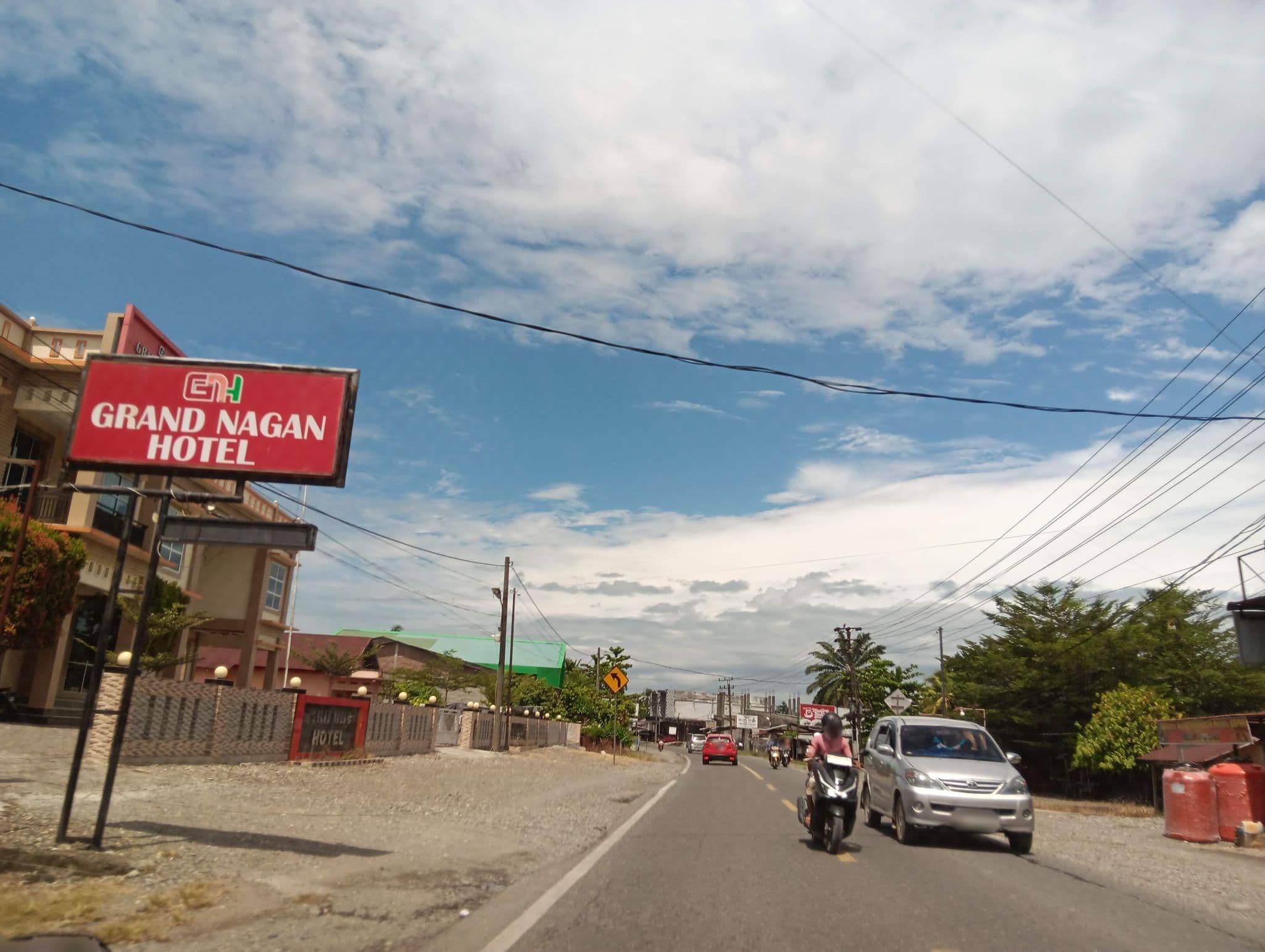 Street view near Grand Nagan Hotel, Meulaboh — © ikwe (CC BY-SA · Mapillary)